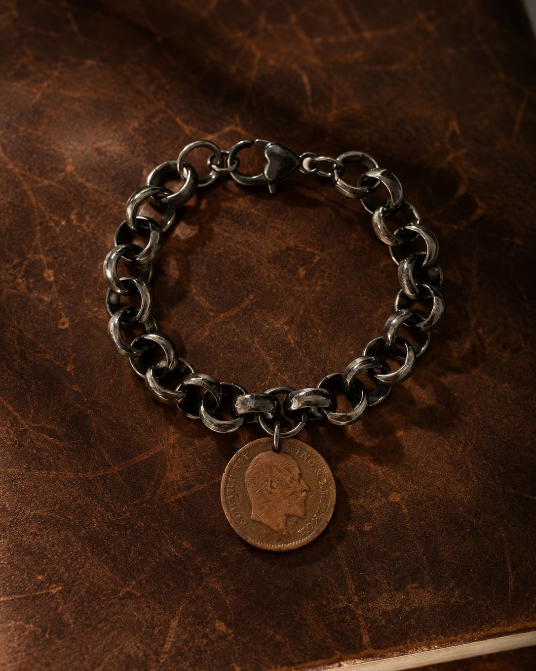 Elegant bracelet collection featuring stylish women's fashion jewelry