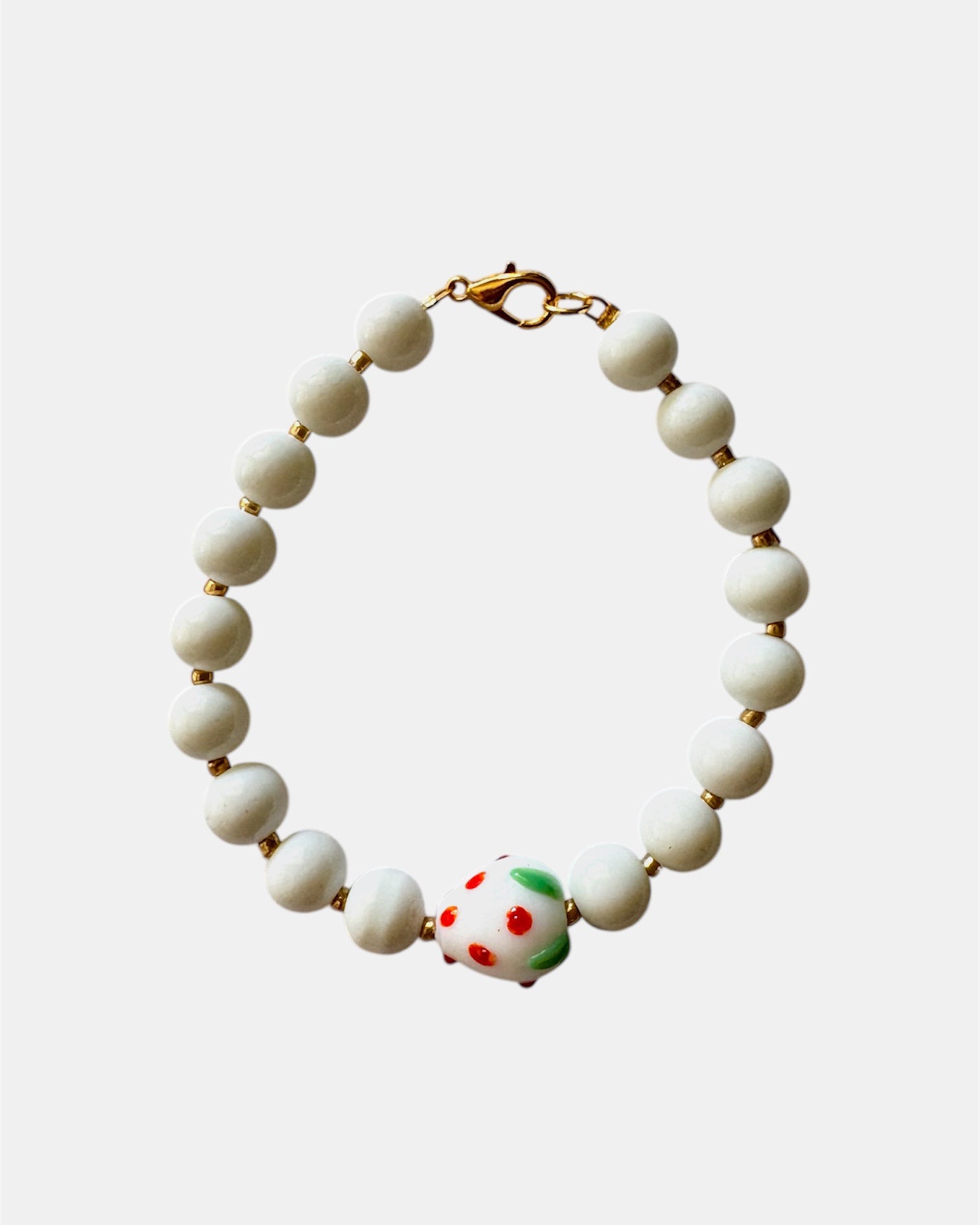 Λευκό Βραχιόλι με Χάντρες και Κεραμική Φράουλα