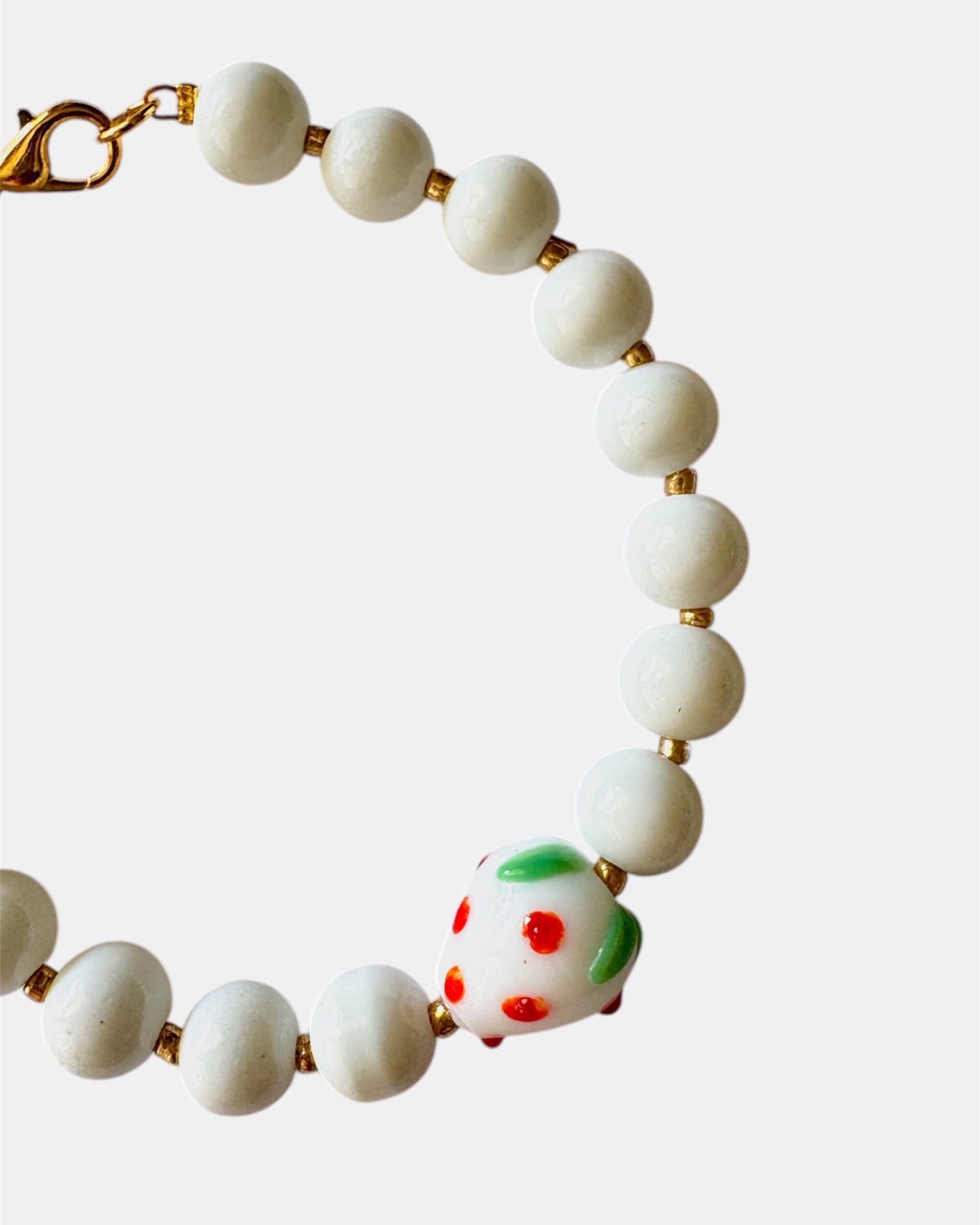 Λευκό Βραχιόλι με Χάντρες και Κεραμική Φράουλα