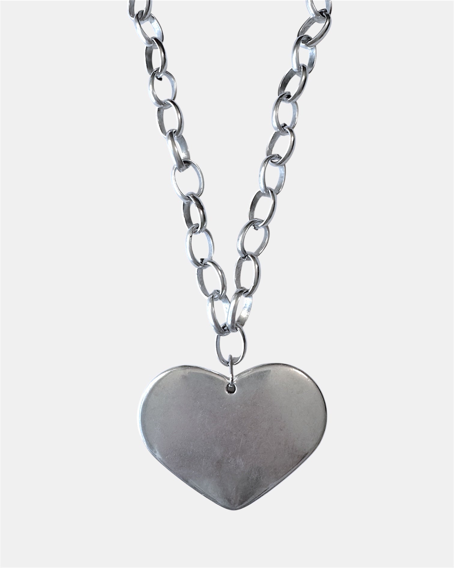 Ασημί κολιέ αλυσίδα με μεταλλική καρδιά, γυναικείο μοντέρνο κόσμημα.