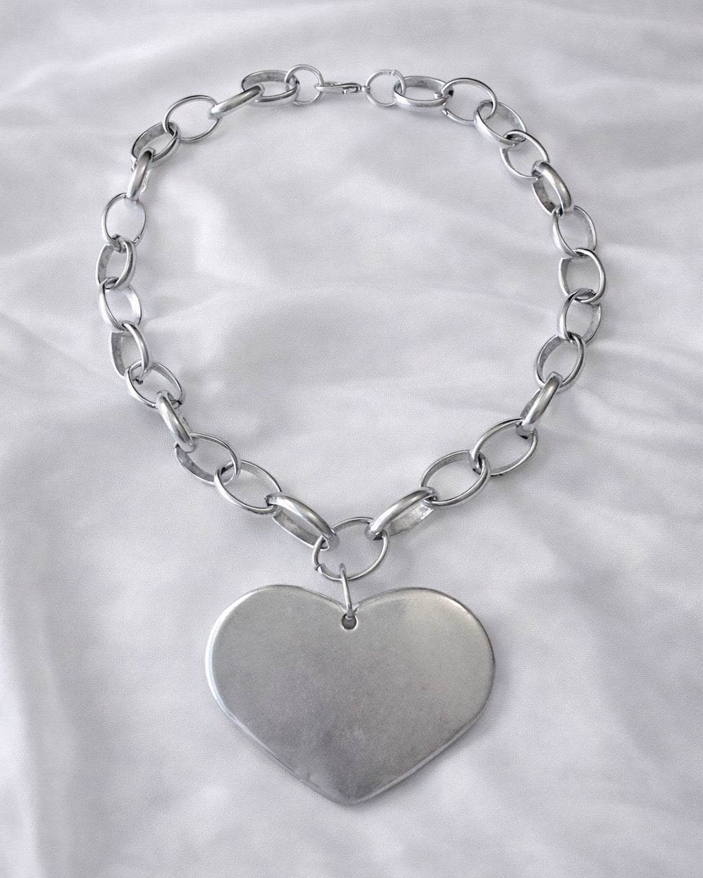 Ασημί κολιέ αλυσίδα με μεταλλική καρδιά, γυναικείο μοντέρνο κόσμημα.