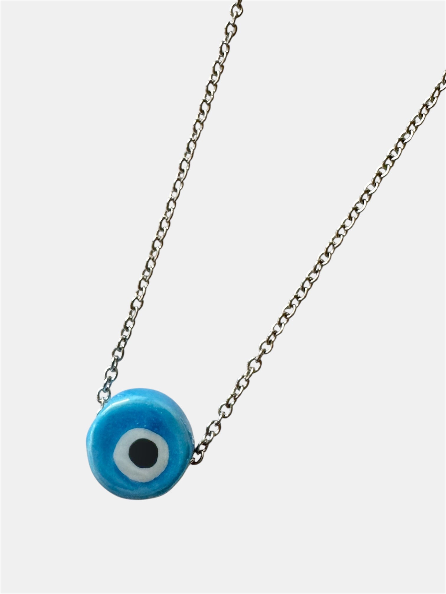 Ασημί κολιέ με αλυσίδα και μπλε κεραμικό μάτι, γυναικείο κόσμημα με ματάκι.