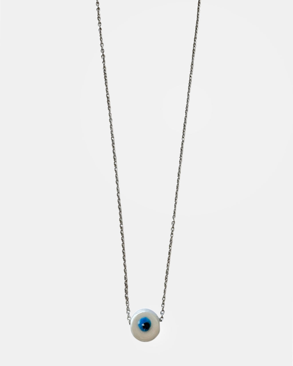 Ασημί κολιέ με αλυσίδα και λευκό κεραμικό μάτι, γυναικείο μοντέρνο κόσμημα.