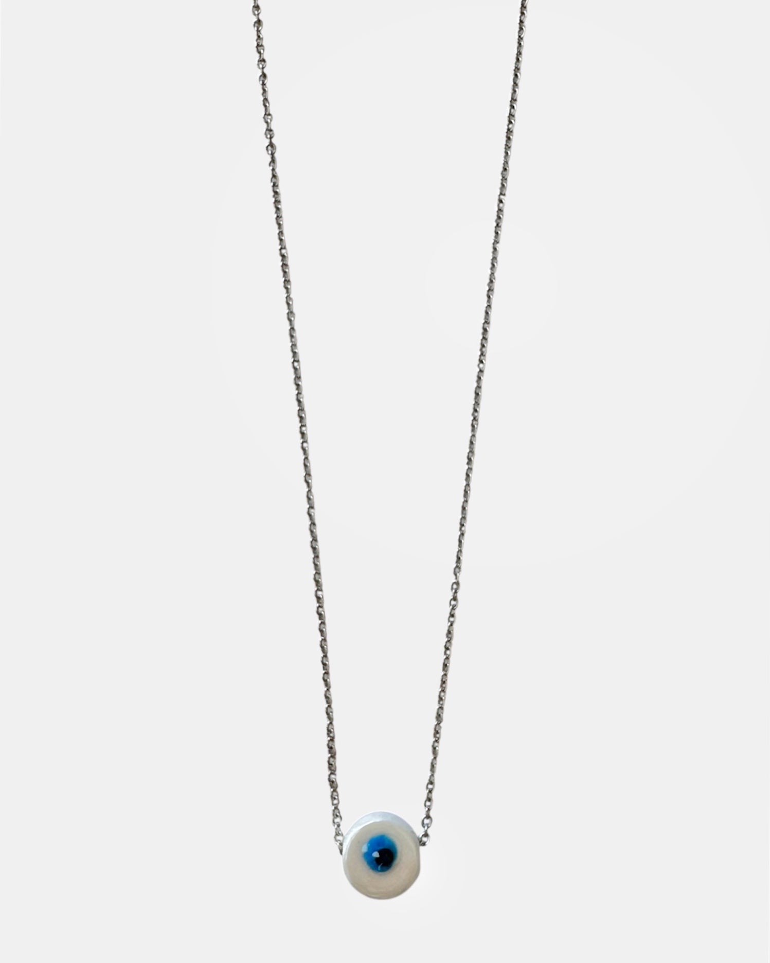 Ασημί κολιέ με αλυσίδα και λευκό κεραμικό μάτι, γυναικείο μοντέρνο κόσμημα.