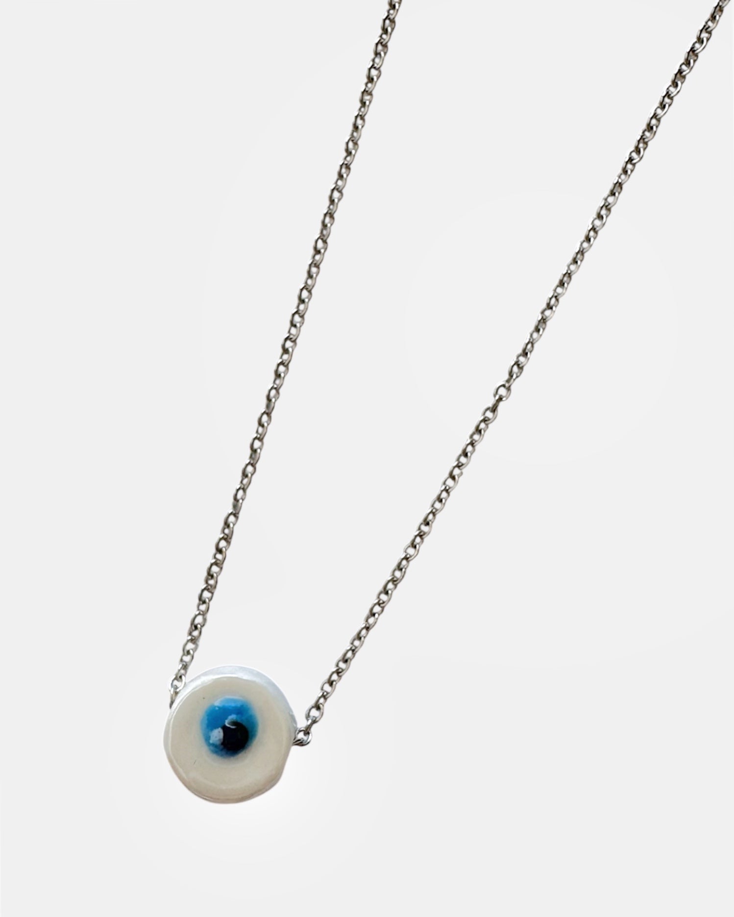 Ασημί κολιέ με αλυσίδα και λευκό κεραμικό μάτι, γυναικείο μοντέρνο κόσμημα.