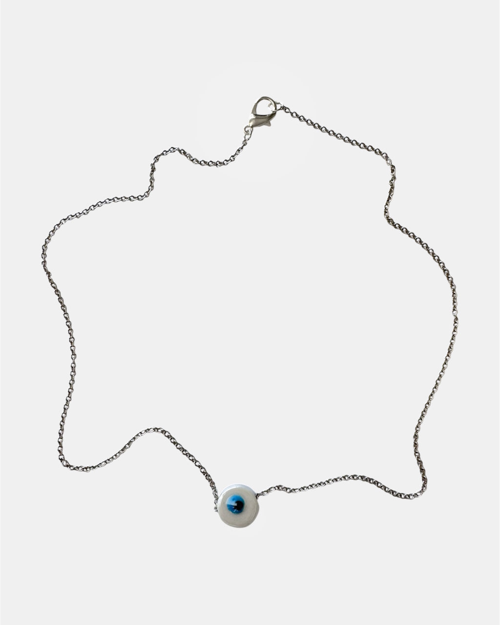 Ασημί κολιέ με αλυσίδα και λευκό κεραμικό μάτι, γυναικείο μοντέρνο κόσμημα.