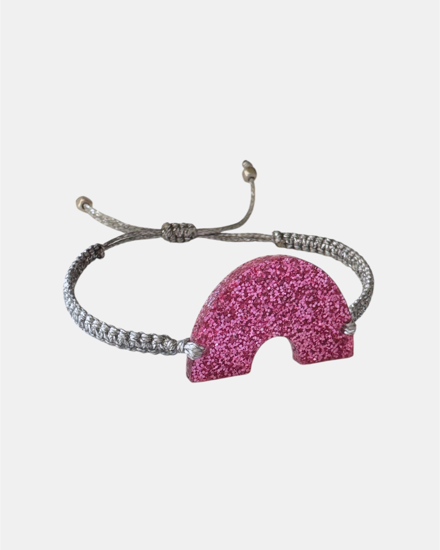 Ασημί παιδικό μακραμέ βραχιόλι με φούξια πλέξιγκλας ουράνιο τόξο, χειροποίητο παιδικό κόσμημα.