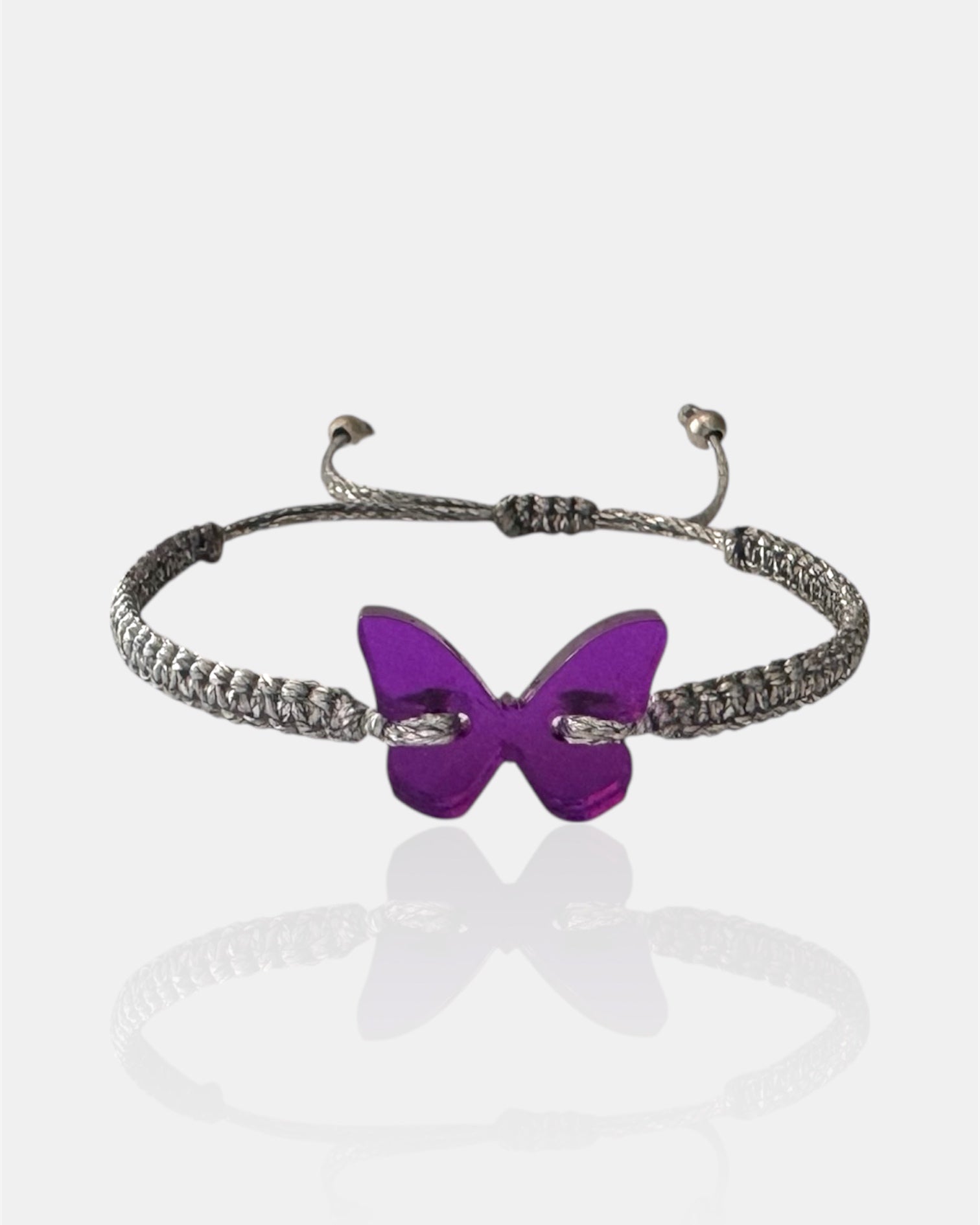 Ασημί παιδικό μακραμέ βραχιόλι με μωβ πλέξιγκλας πεταλούδα, χειροποίητο παιδικό κόσμημα.