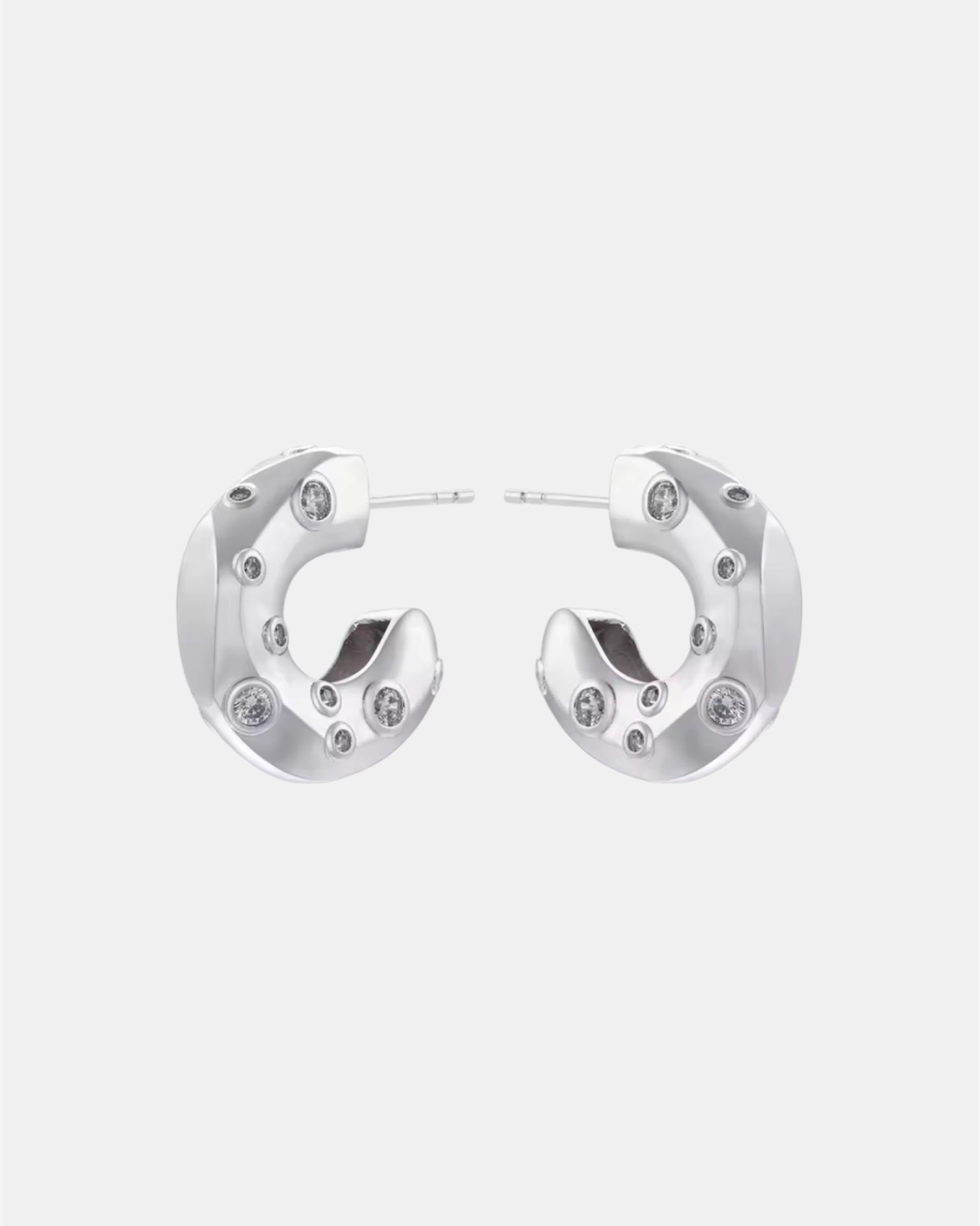 Ασημί σκουλαρίκια κρίκοι με λαμπερά ζιργκόν, κομψά και ιδανικά για καθημερινές και βραδινές εμφανίσεις.