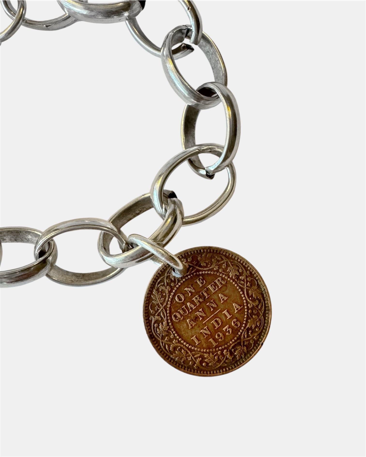 Ασημί βραχιόλι αλυσίδα με vintage νόμισμα, γυναικείο μοντέρνο κόσμημα.