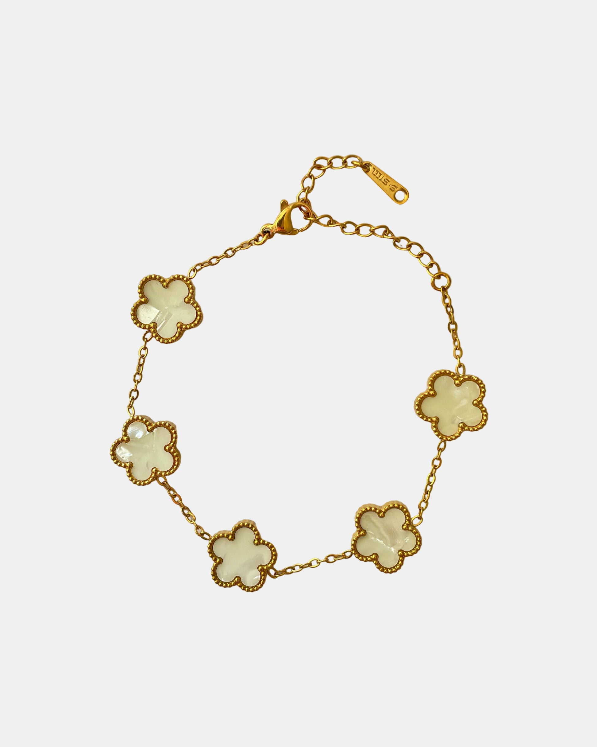 Χρυσό βραχιόλι αλυσίδα με λουλουδάτα διακοσμητικά στοιχεία.