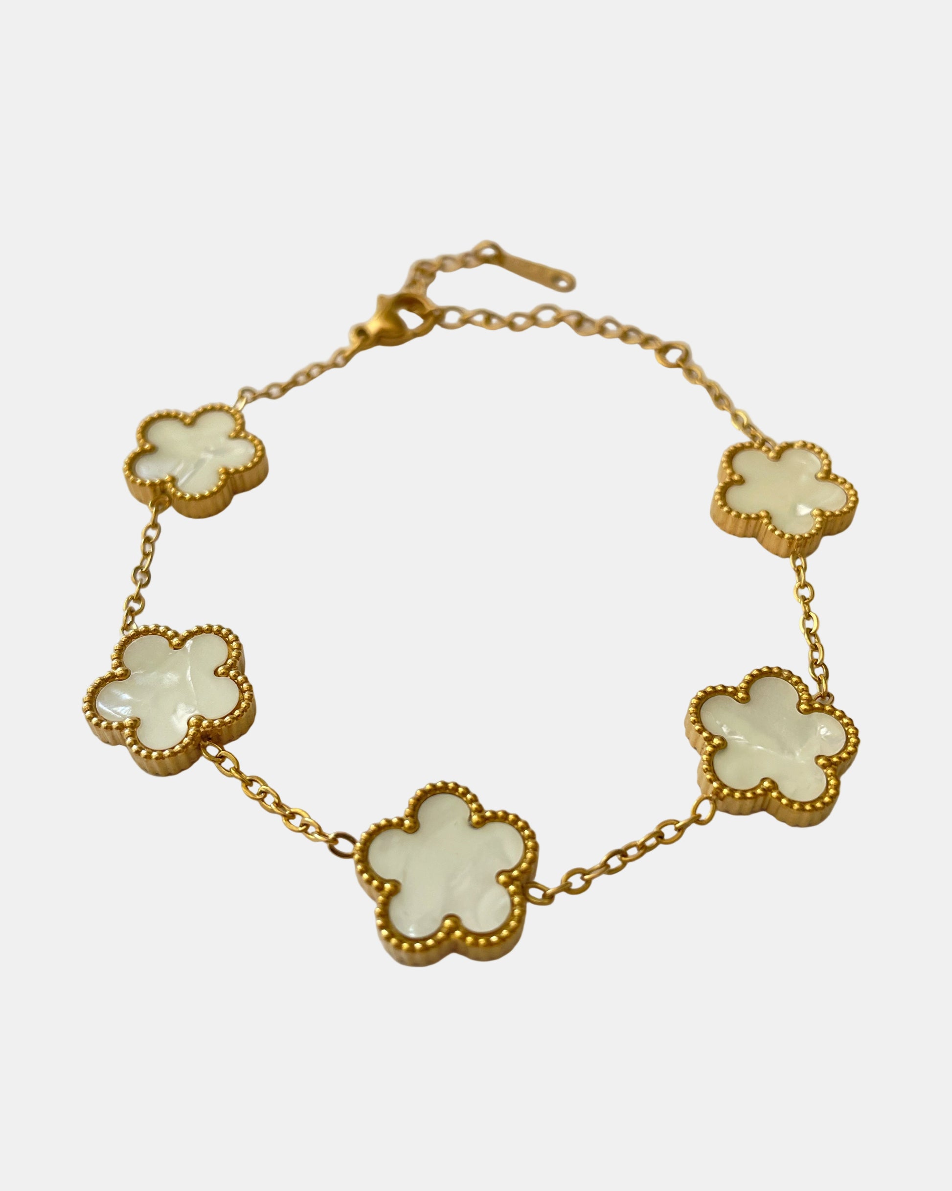 Χρυσό βραχιόλι αλυσίδα με λουλουδάτα διακοσμητικά στοιχεία.
