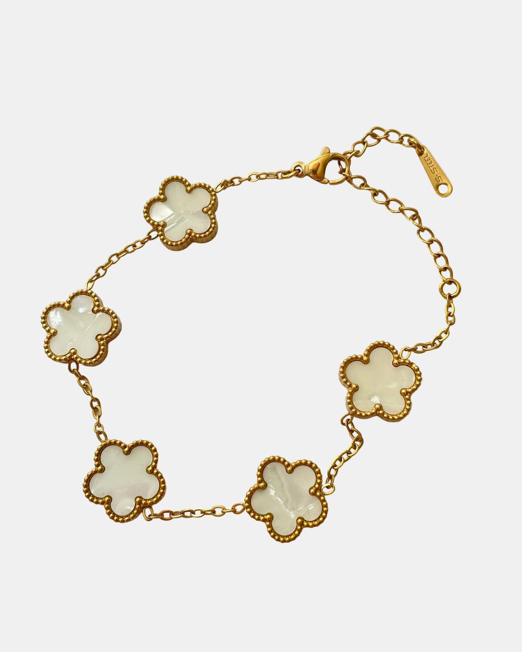 Χρυσό βραχιόλι αλυσίδα με λουλουδάτα διακοσμητικά στοιχεία.