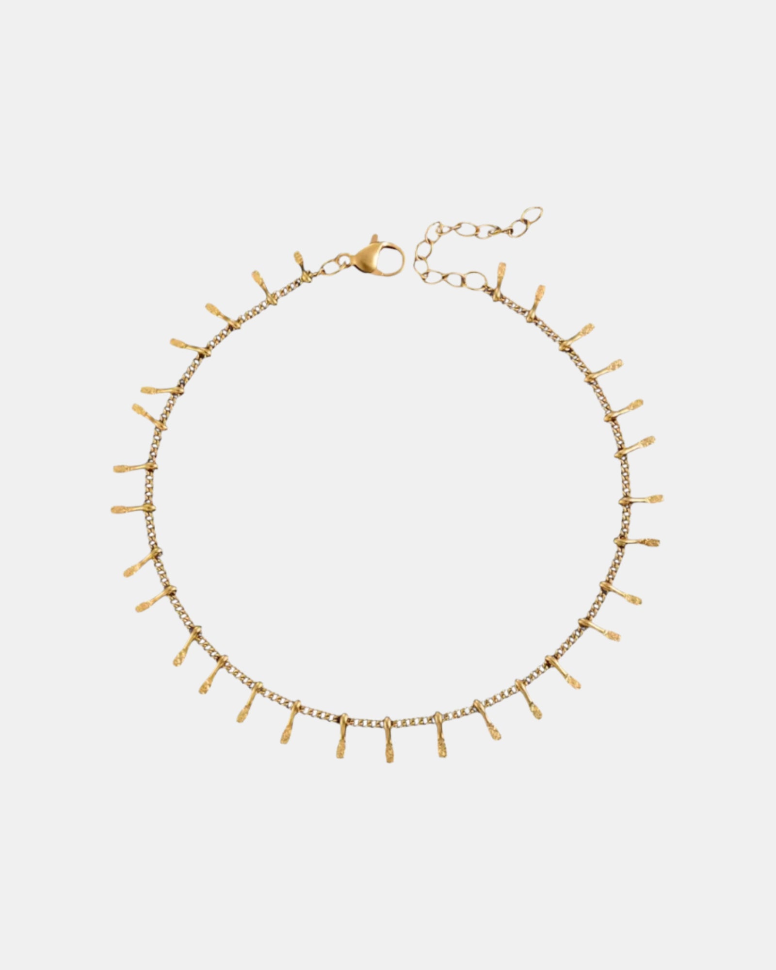 Χρυσό βραχιόλι με μικρά κρεμαστά διακοσμητικά στοιχεία