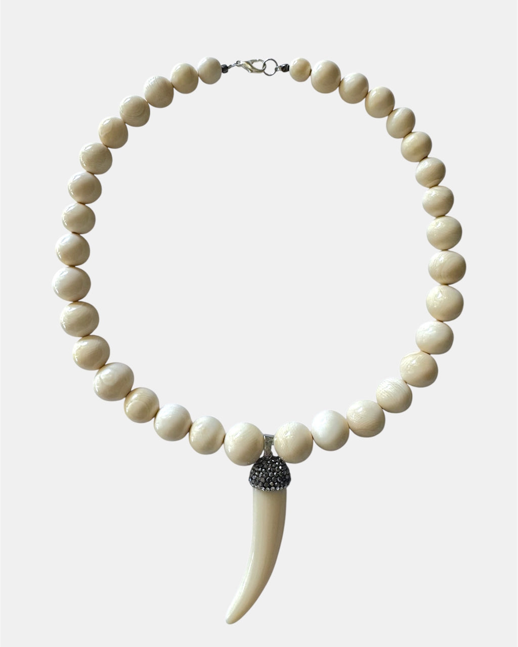 Εκρού κολιέ με στρογγυλές χάντρες και κρεμαστό κέρατο, γυναικείο boho κόσμημα.