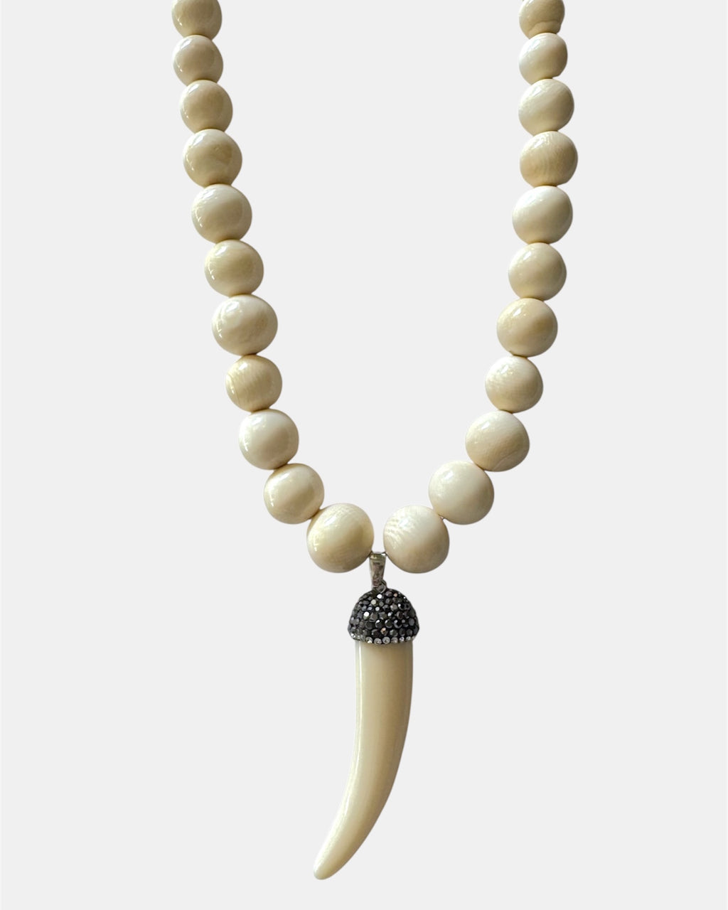 Εκρού κολιέ με στρογγυλές χάντρες και κρεμαστό κέρατο, γυναικείο boho κόσμημα.