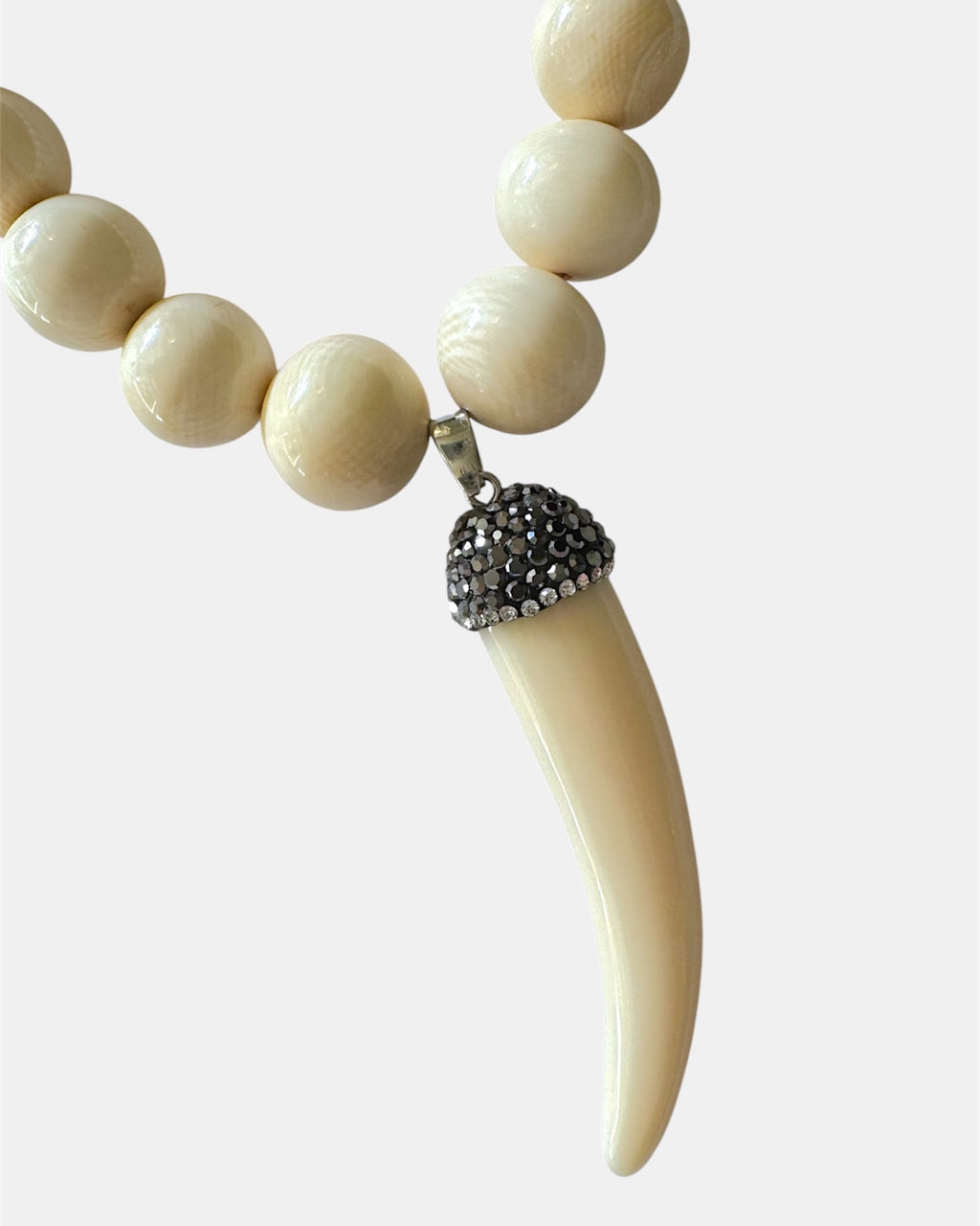 Εκρού κολιέ με στρογγυλές χάντρες και κρεμαστό κέρατο, γυναικείο boho κόσμημα.