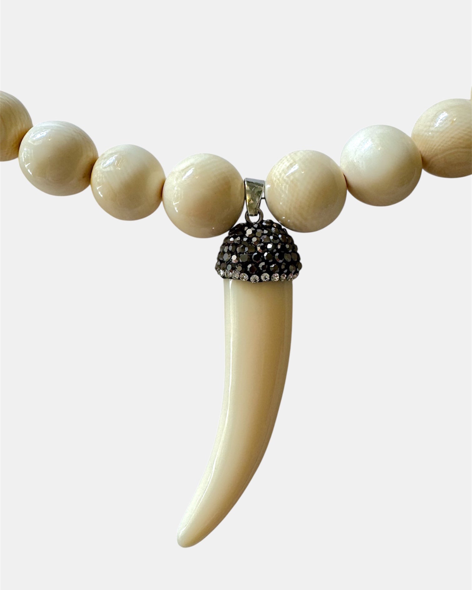 Εκρού κολιέ με στρογγυλές χάντρες και κρεμαστό κέρατο, γυναικείο boho κόσμημα.