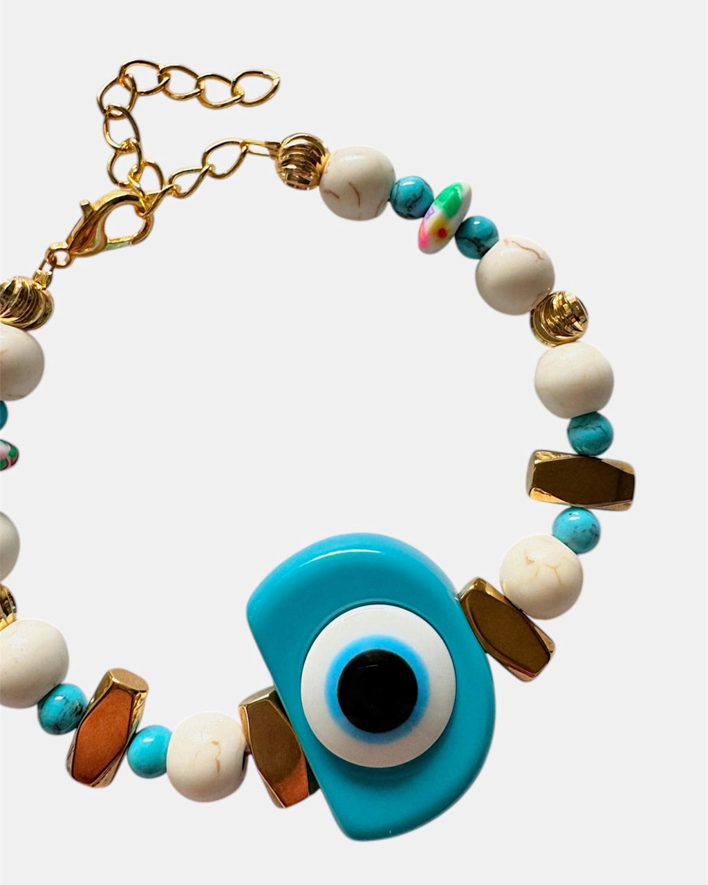 Gold bracelet with turquoise eye and ecru beads