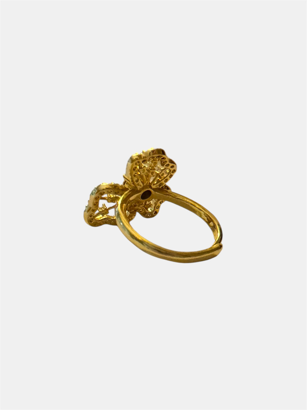 Gold flower ring with white zircon stones, elegant and feminine jewelry