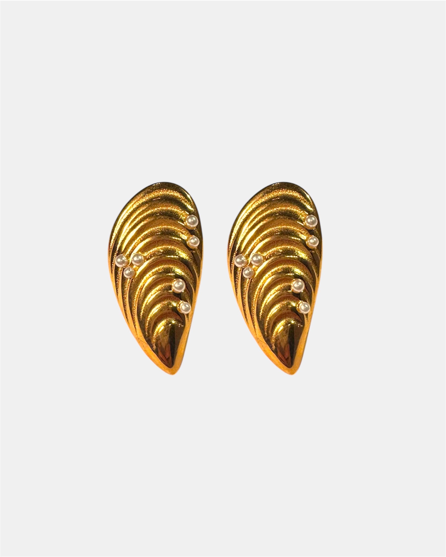 Gold shell earrings with pearls