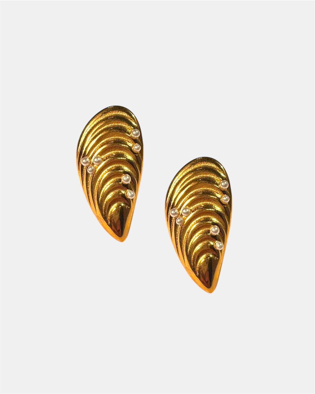 Gold shell earrings with pearls