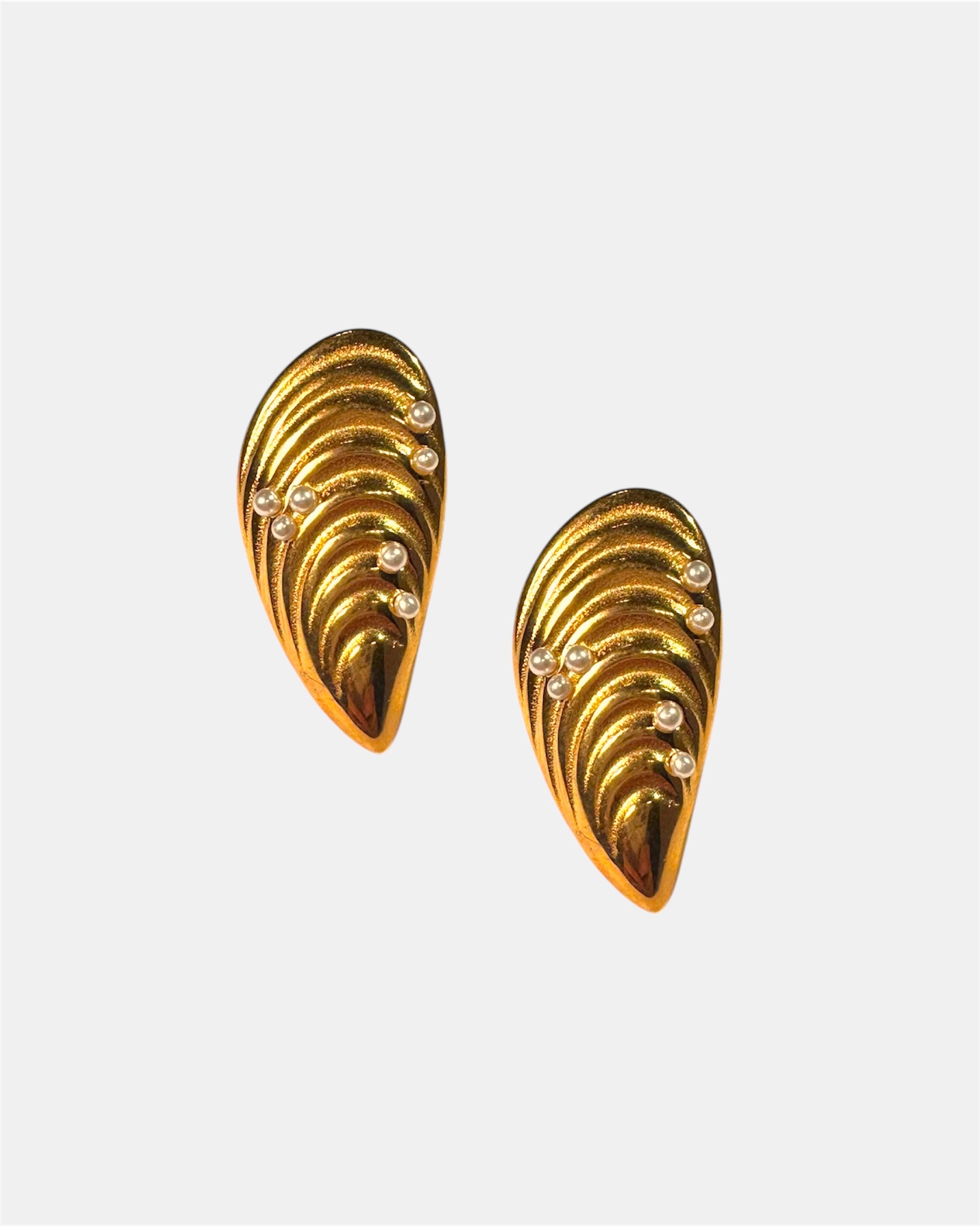 Gold shell earrings with pearls