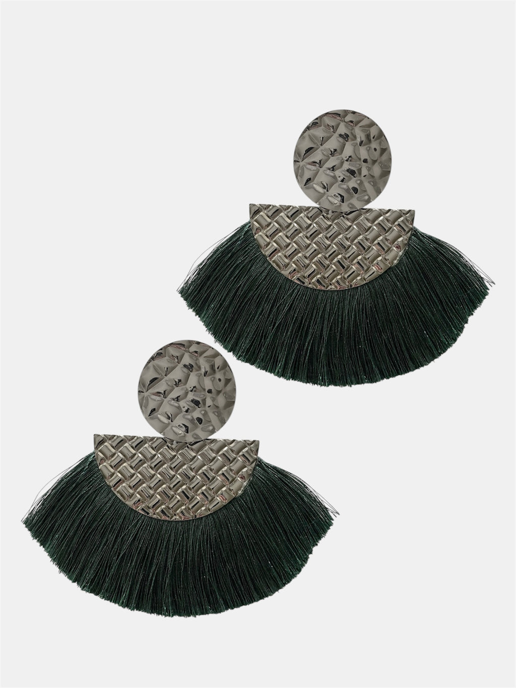 Γυναικεία κρεμαστά σκουλαρίκια με πράσινα κρόσσια και ασημί μεταλλικές λεπτομέρειες