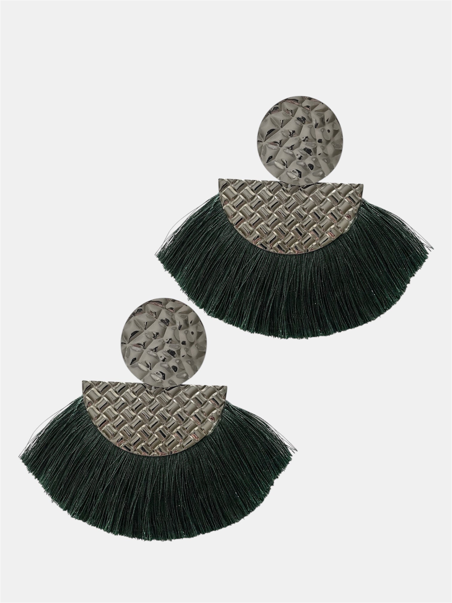 Γυναικεία κρεμαστά σκουλαρίκια με πράσινα κρόσσια και ασημί μεταλλικές λεπτομέρειες