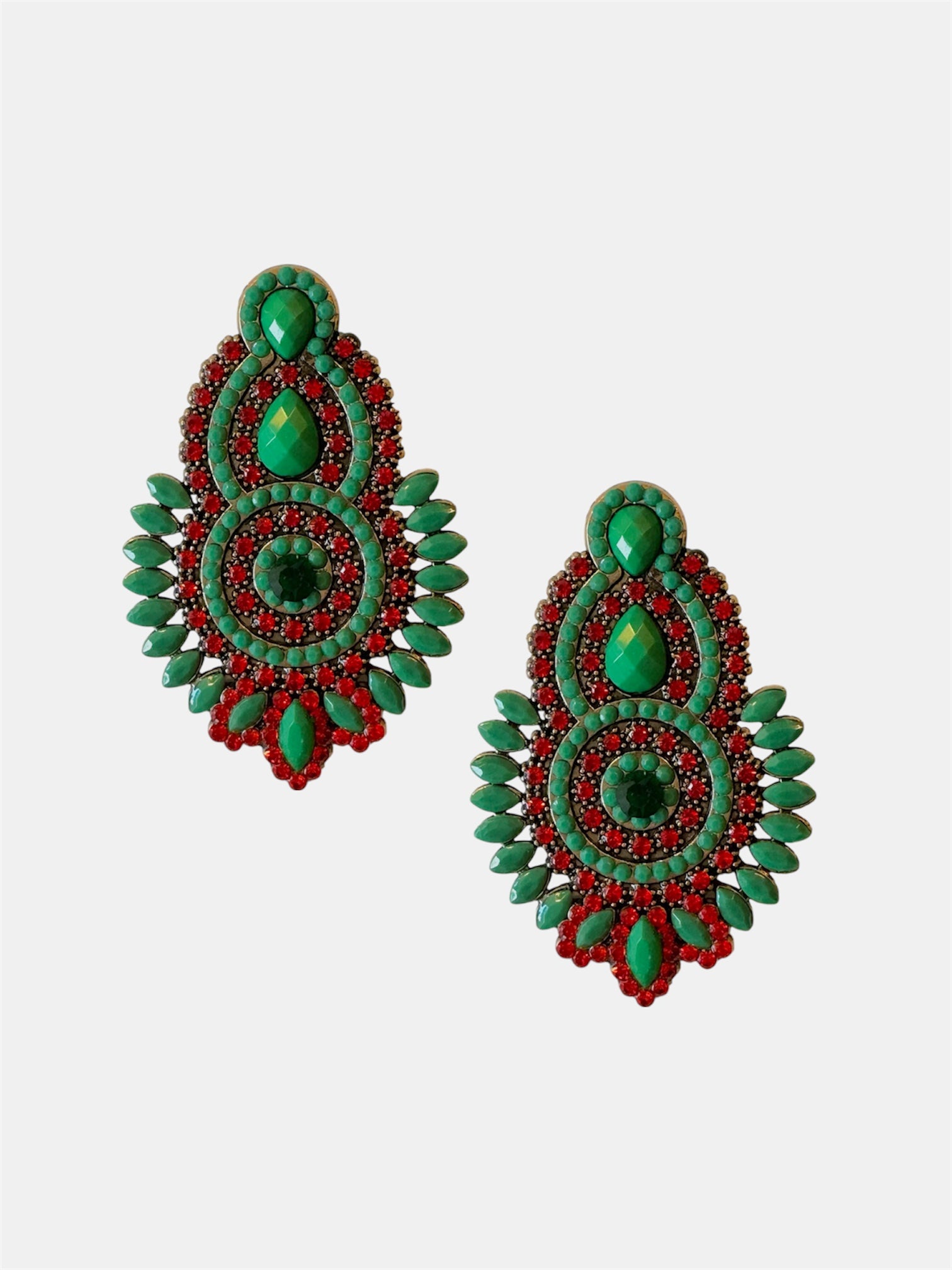 Γυναικεία σκουλαρίκια με πράσινες και κόκκινες πέτρες, κομψό κόσμημα με χρώμα.