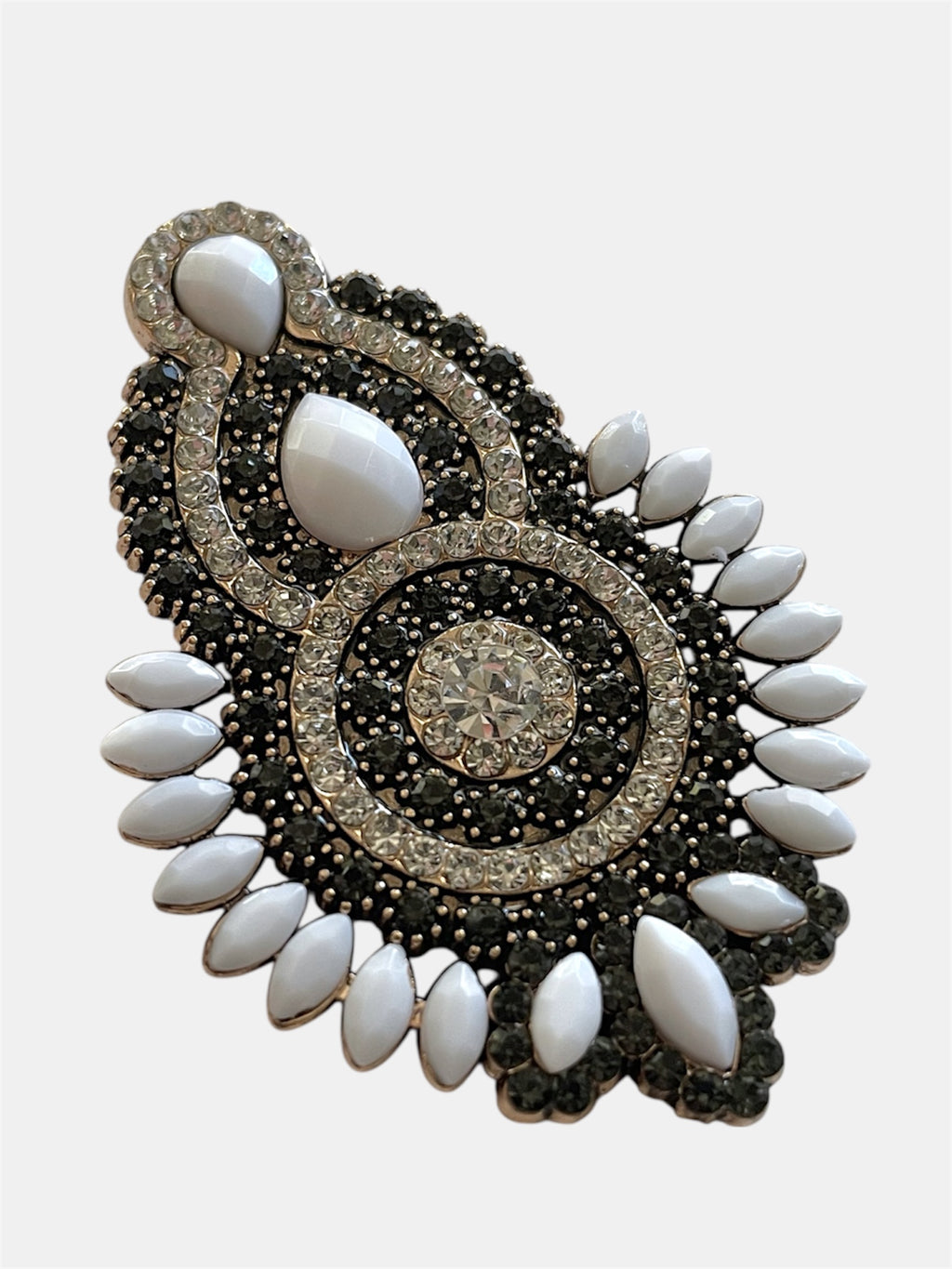 Γυναικεία statement σκουλαρίκια με λευκές και μαύρες πέτρες και λαμπερές λεπτομέρειες