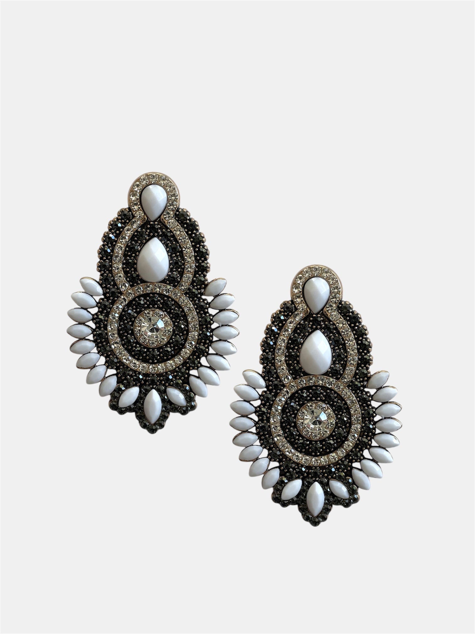 Γυναικεία statement σκουλαρίκια με λευκές και μαύρες πέτρες και λαμπερές λεπτομέρειες