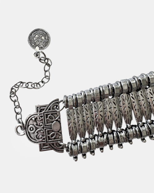 Γυναικείο ασημί βραχιόλι boho με ethnic και διακοσμητικές λεπτομέρειες