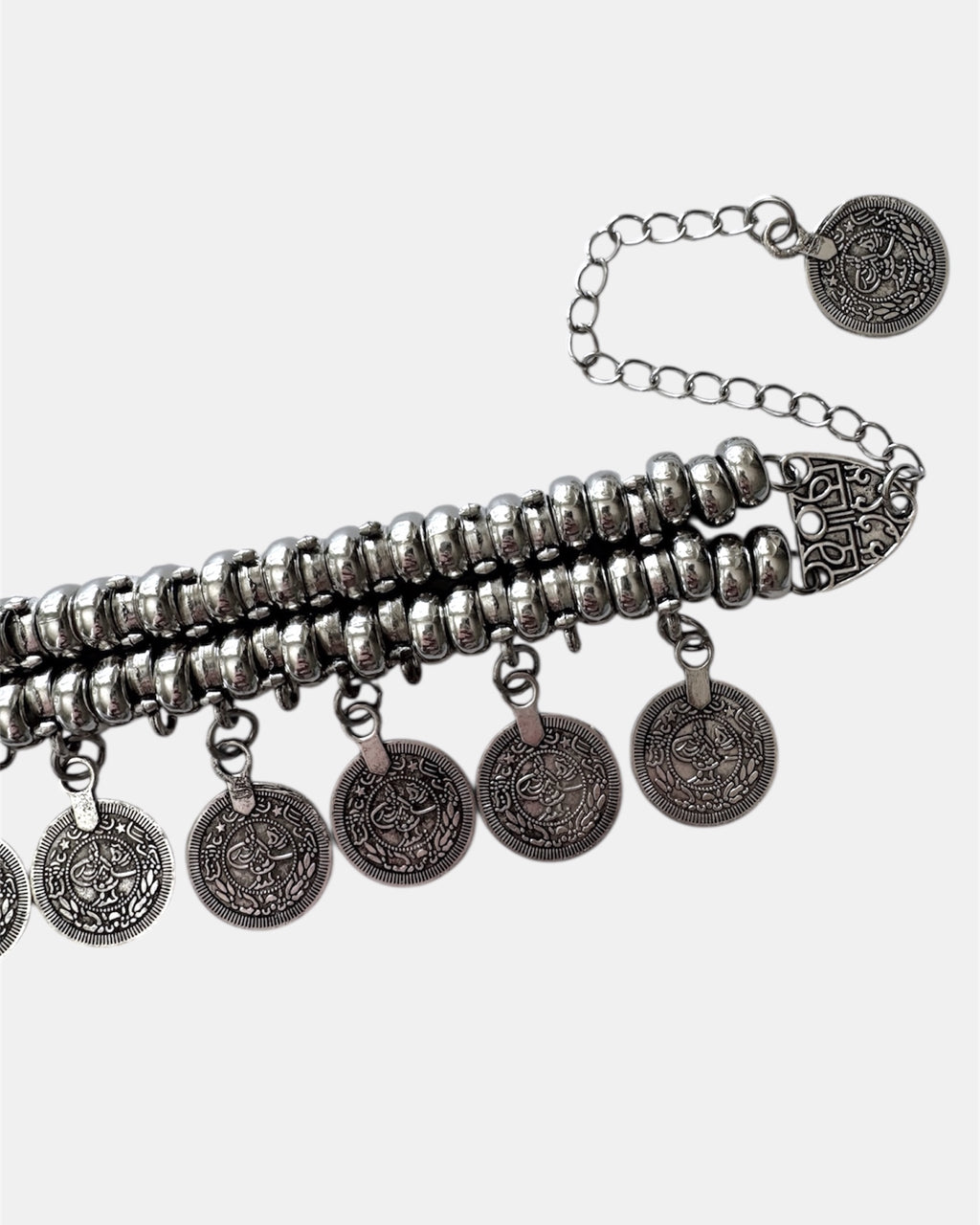 Γυναικείο ασημί βραχιόλι boho με κρεμαστά νομίσματα και διακοσμητικές λεπτομέρειες