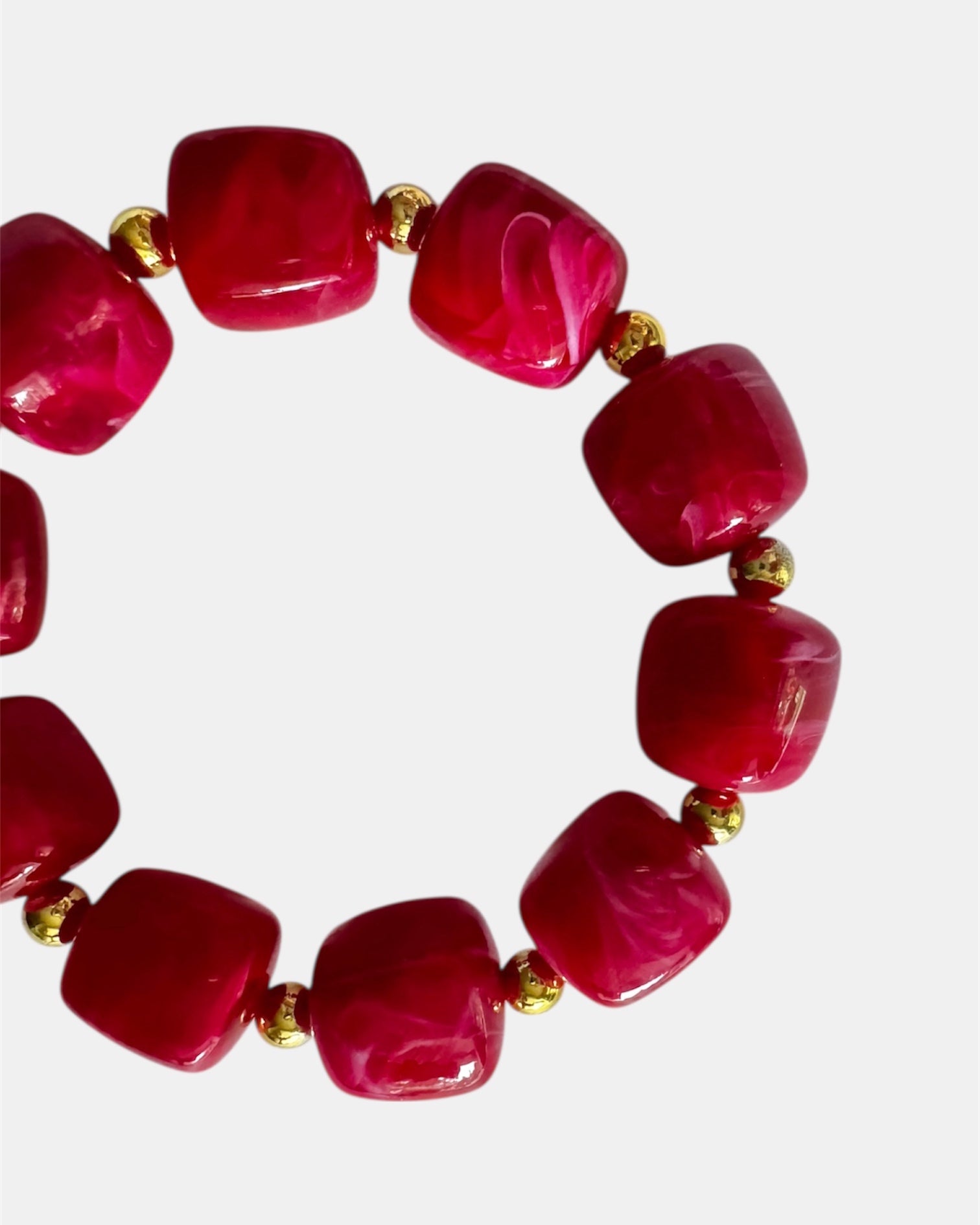 Γυναικείο βραχιόλι σε κόκκινη απόχρωση με χρυσές λεπτομέρειες