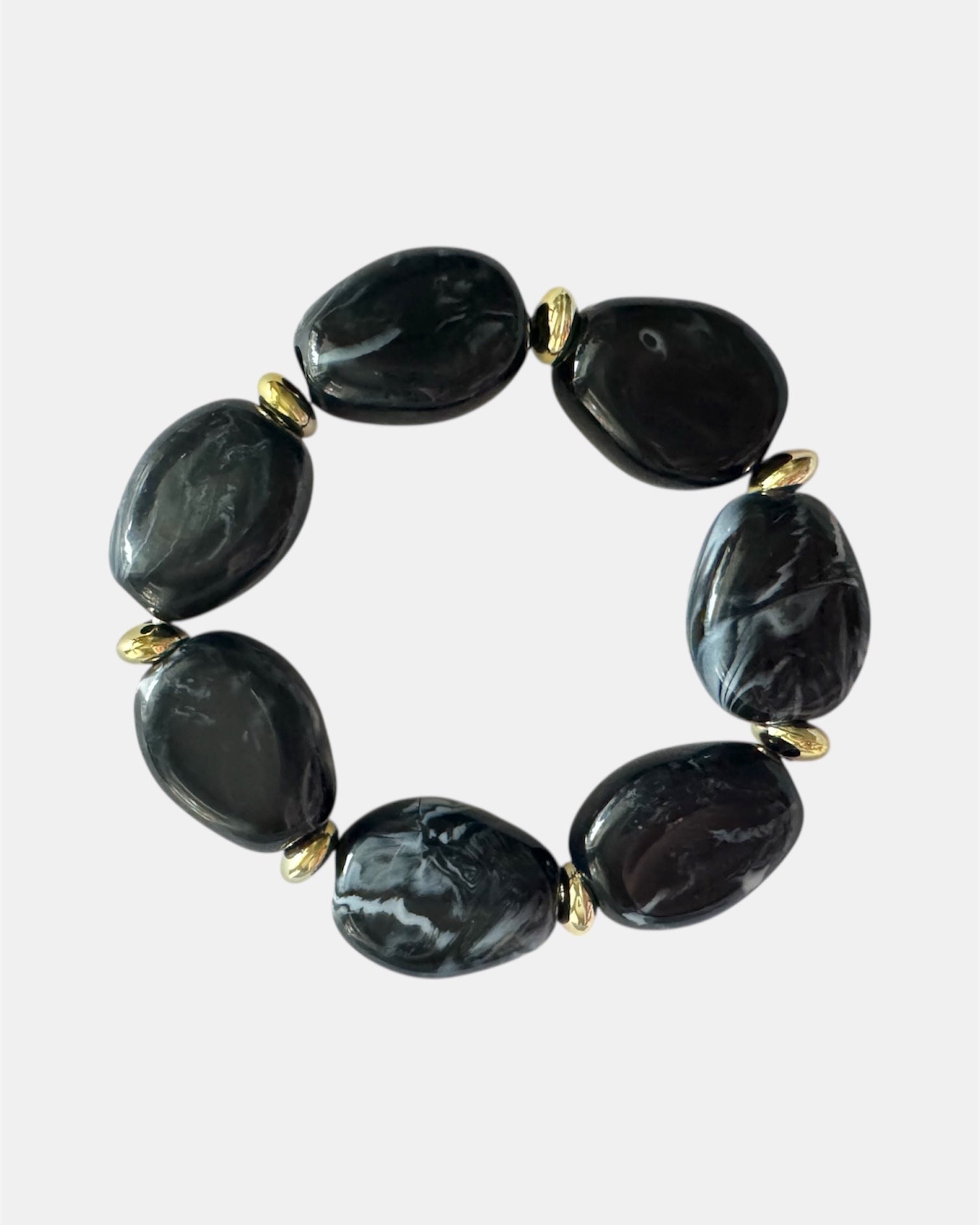 Γυναικείο βραχιόλι με μαύρα γυαλιστερά στοιχεία και χρυσές λεπτομέρειες