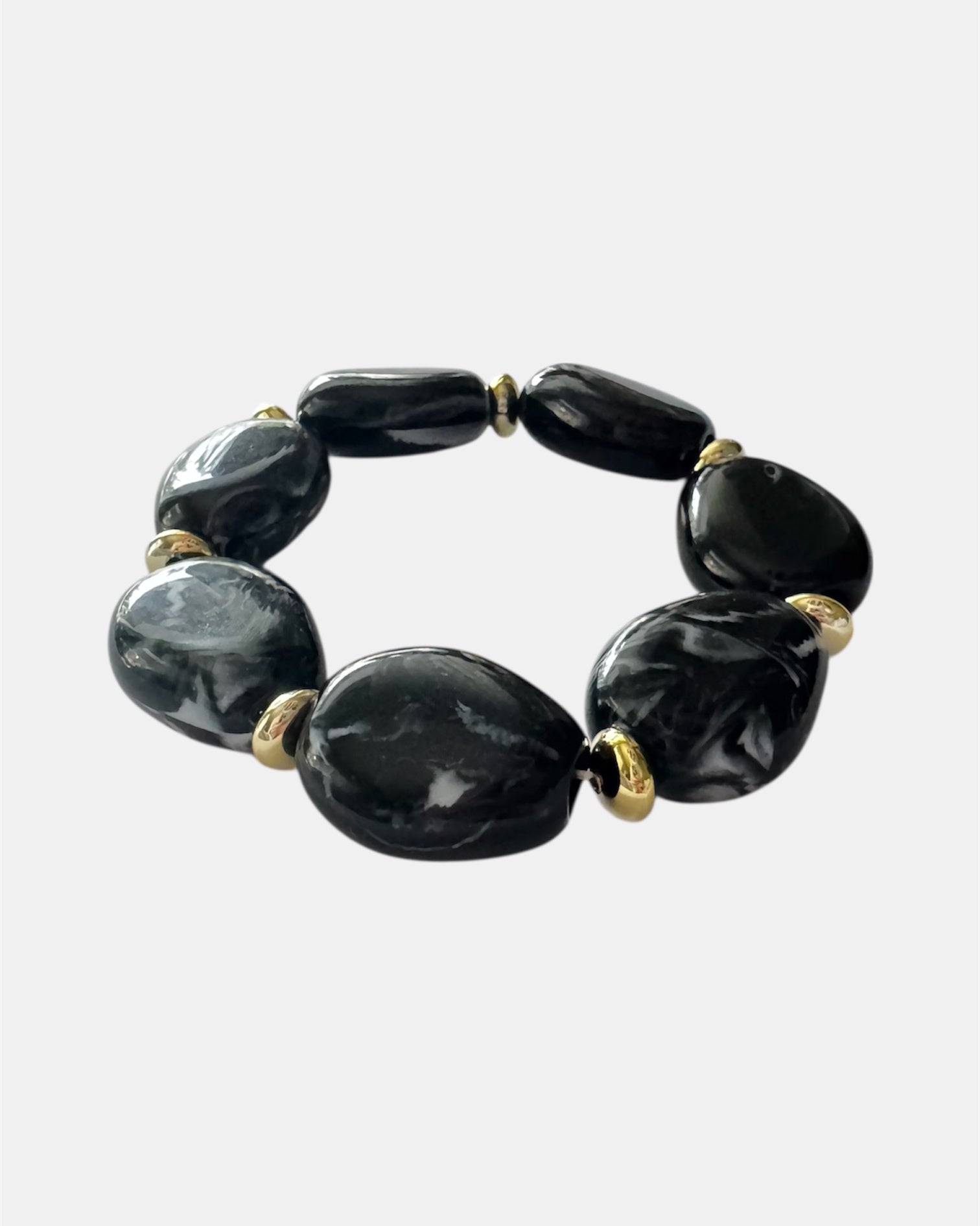 Γυναικείο βραχιόλι με μαύρα γυαλιστερά στοιχεία και χρυσές λεπτομέρειες