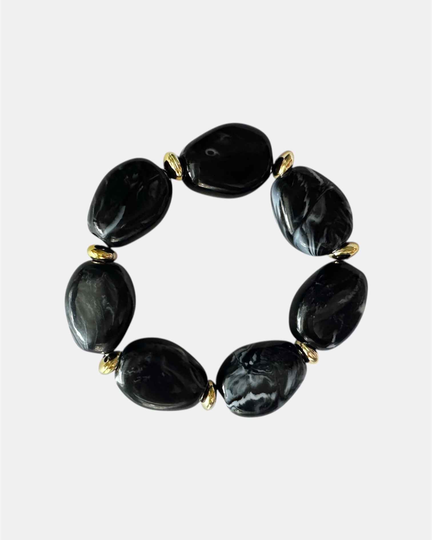 Γυναικείο βραχιόλι με μαύρα γυαλιστερά στοιχεία και χρυσές λεπτομέρειες