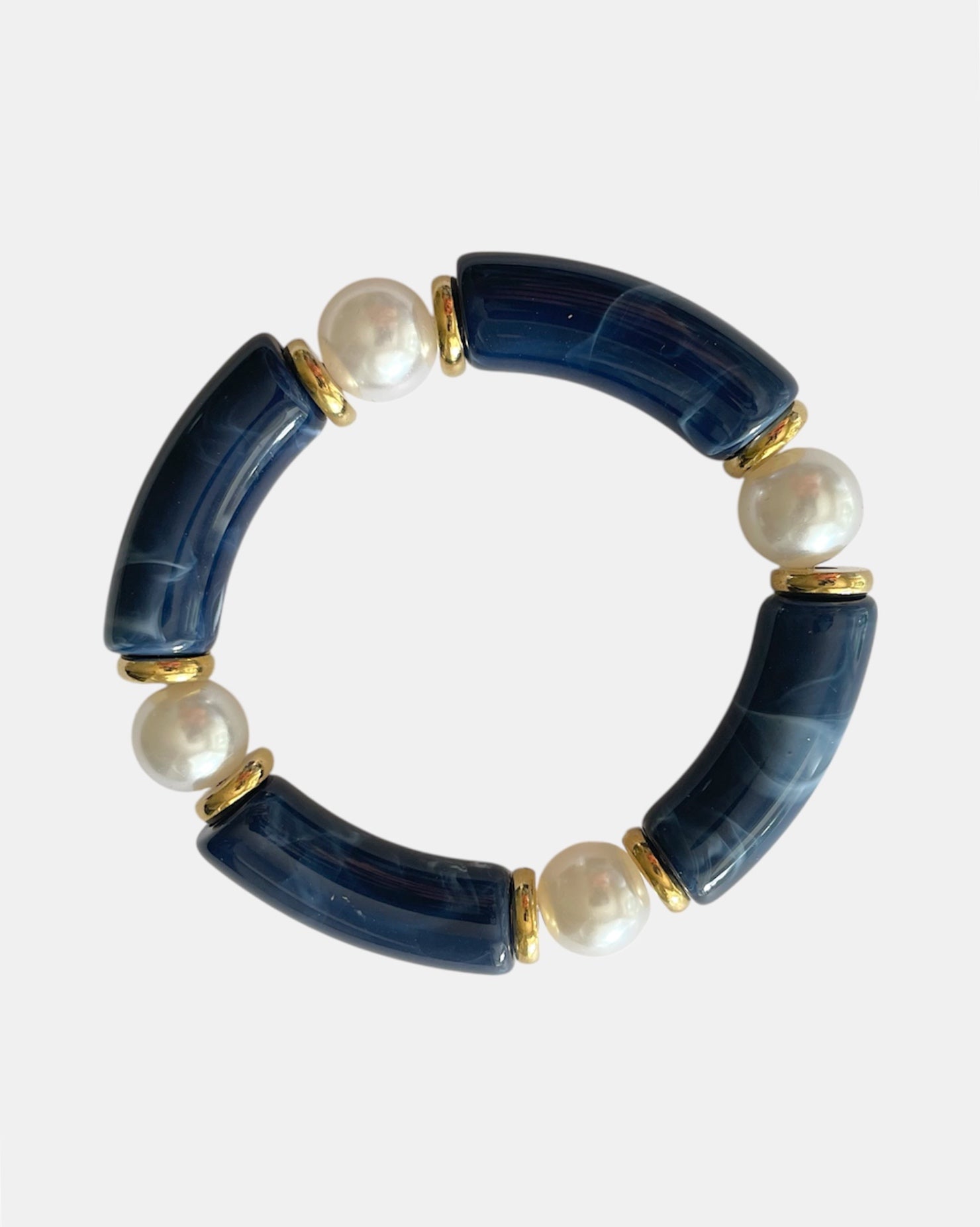 Γυναικείο βραχιόλι σε μπλε απόχρωση με πέρλες και χρυσές λεπτομέρειες