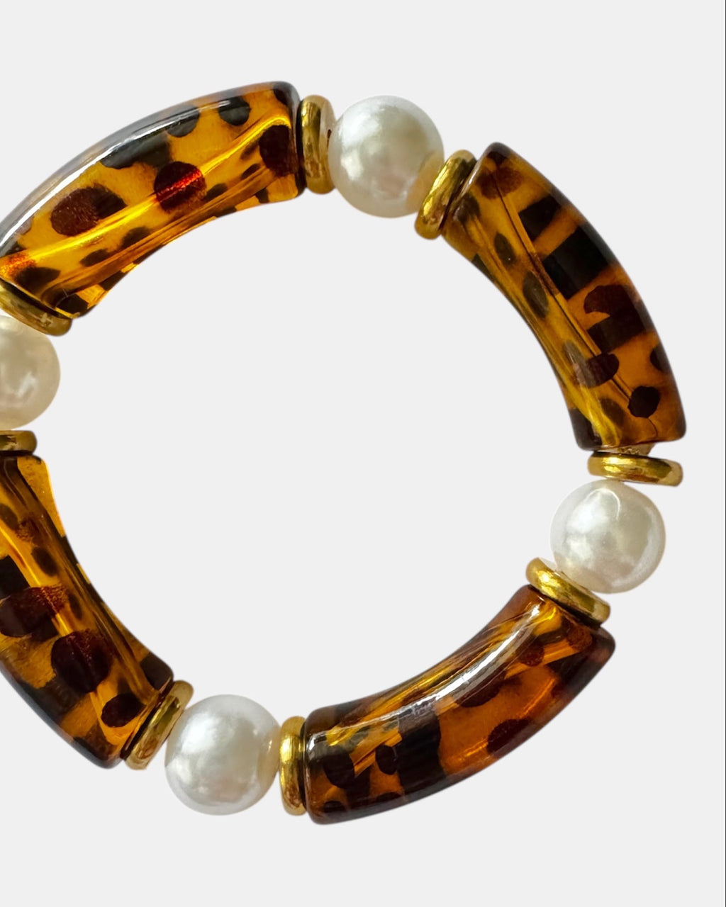 Γυναικείο βραχιόλι με πέρλες και καφέ μοτίβο ταρταρούγα με χρυσές λεπτομέρειες