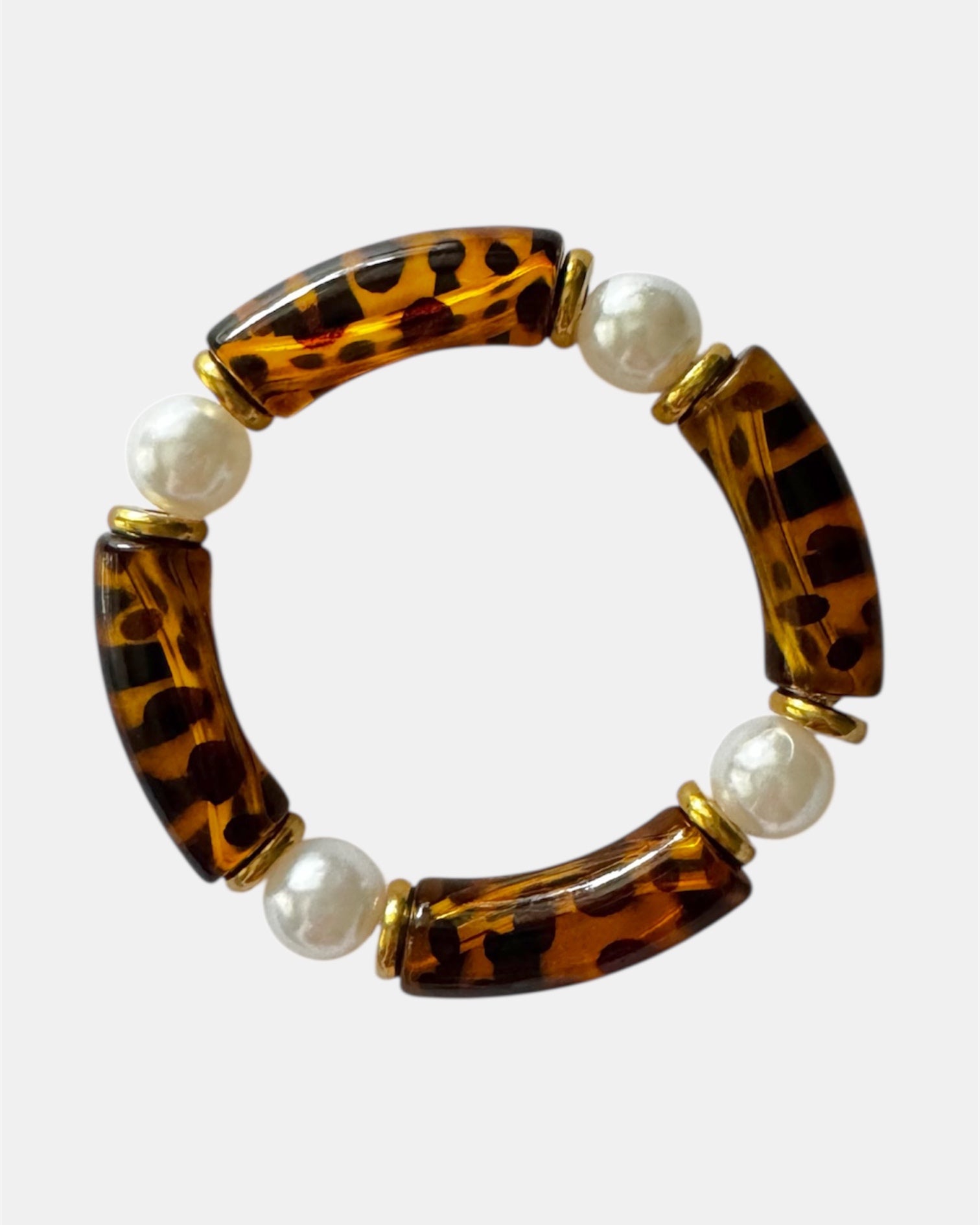Γυναικείο βραχιόλι με πέρλες και καφέ μοτίβο ταρταρούγα με χρυσές λεπτομέρειες