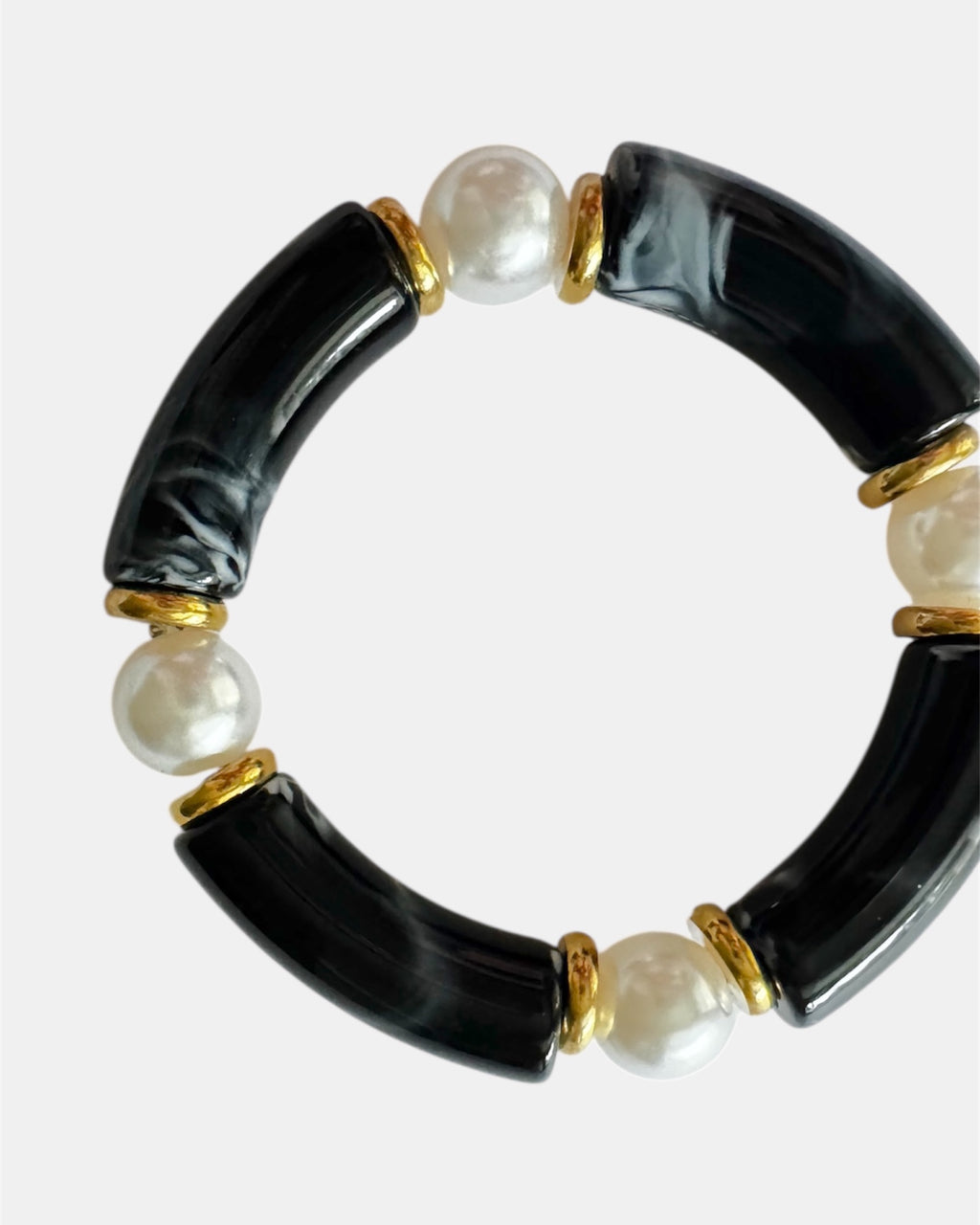 Γυναικείο βραχιόλι με πέρλες και μαύρα στοιχεία με χρυσές λεπτομέρειες