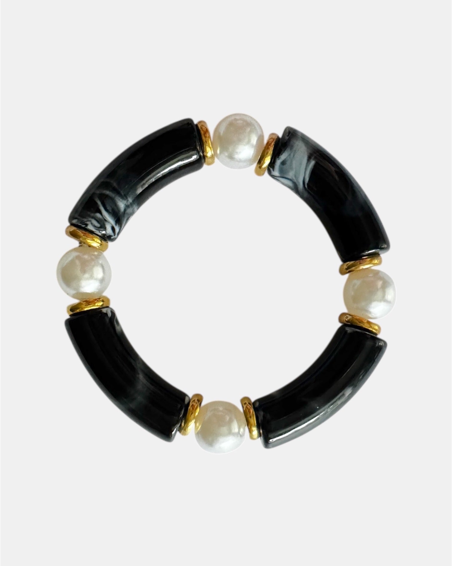 Γυναικείο βραχιόλι με πέρλες και μαύρα στοιχεία με χρυσές λεπτομέρειες