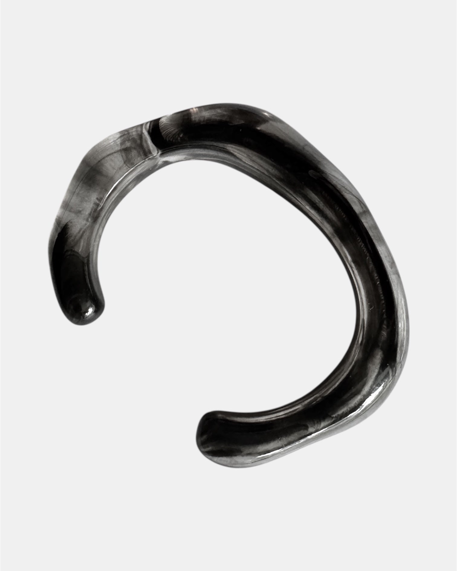 Γυναικείο μαύρο χειροπέδα βραχιόλι από πλέξιγκλας με μοντέρνο καμπυλωτό σχεδιασμό