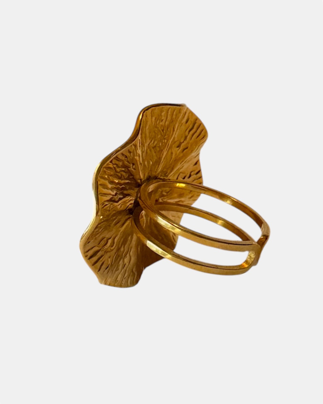 Γυναικείο χρυσό δαχτυλίδι με ανάγλυφη μεταλλική επιφάνεια και διπλή βάση στο πίσω μέρος