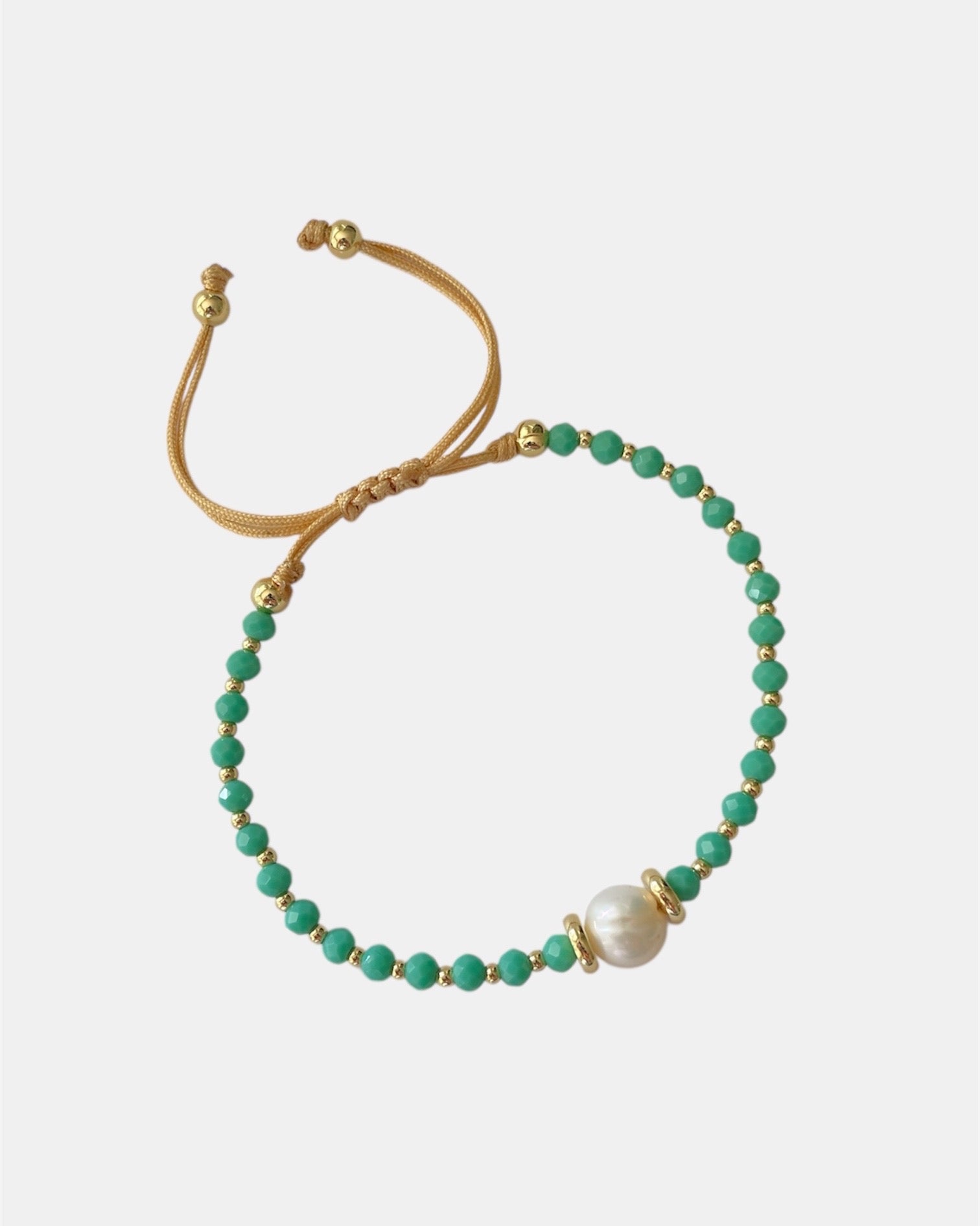 Handmade bracelet with turquoise beads and pearl, elegant jewelry design inspired by the sea with a fresh and timeless style