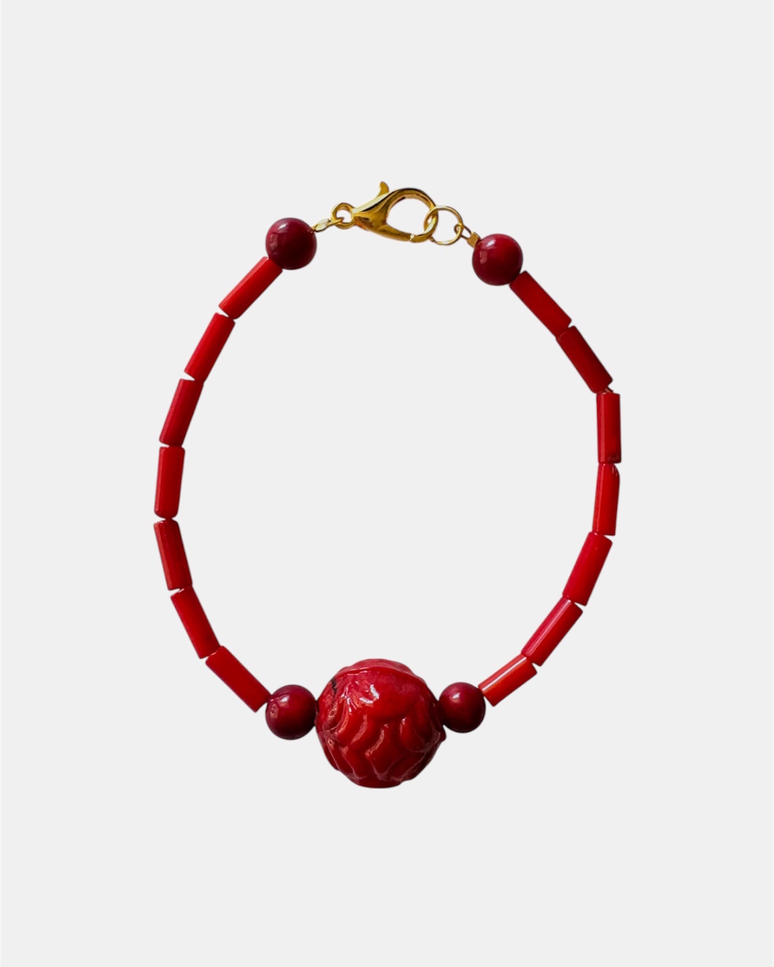 Κόκκινο βραχιόλι με χάντρες κοραλιού και σκαλιστό στοιχείο, γυναικείο χειροποίητο κόσμημα.