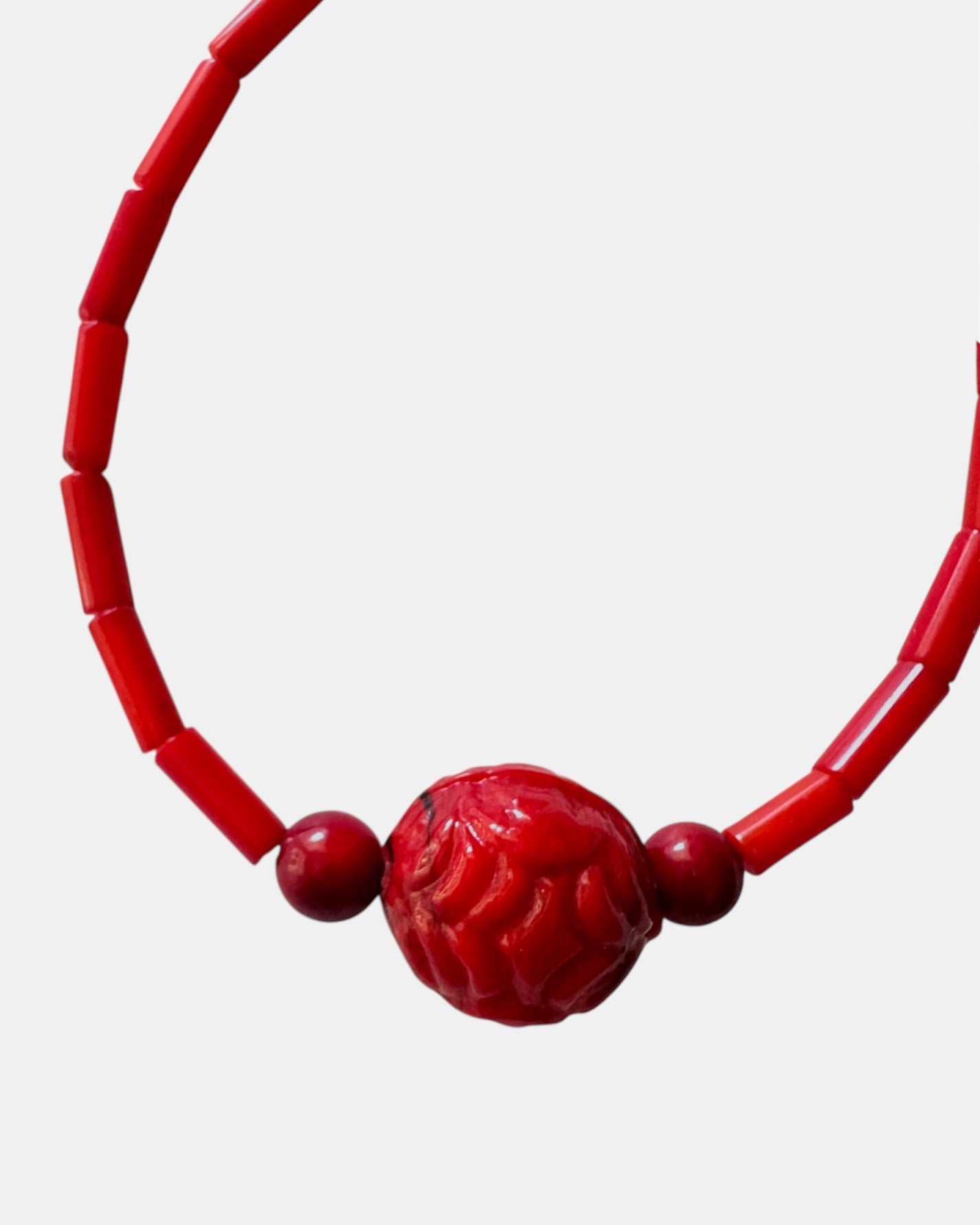 Κόκκινο βραχιόλι με χάντρες κοραλιού και σκαλιστό στοιχείο, γυναικείο χειροποίητο κόσμημα.