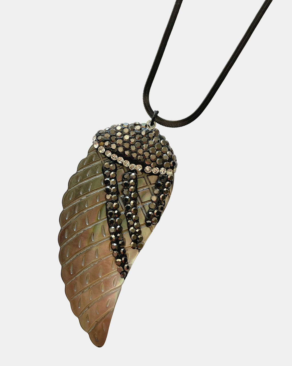Κολιέ με μαύρο κορδόνι και μεγάλο φυλλώδες μοτίβο διακοσμημένο με σκούρες και φωτεινές πέτρες.