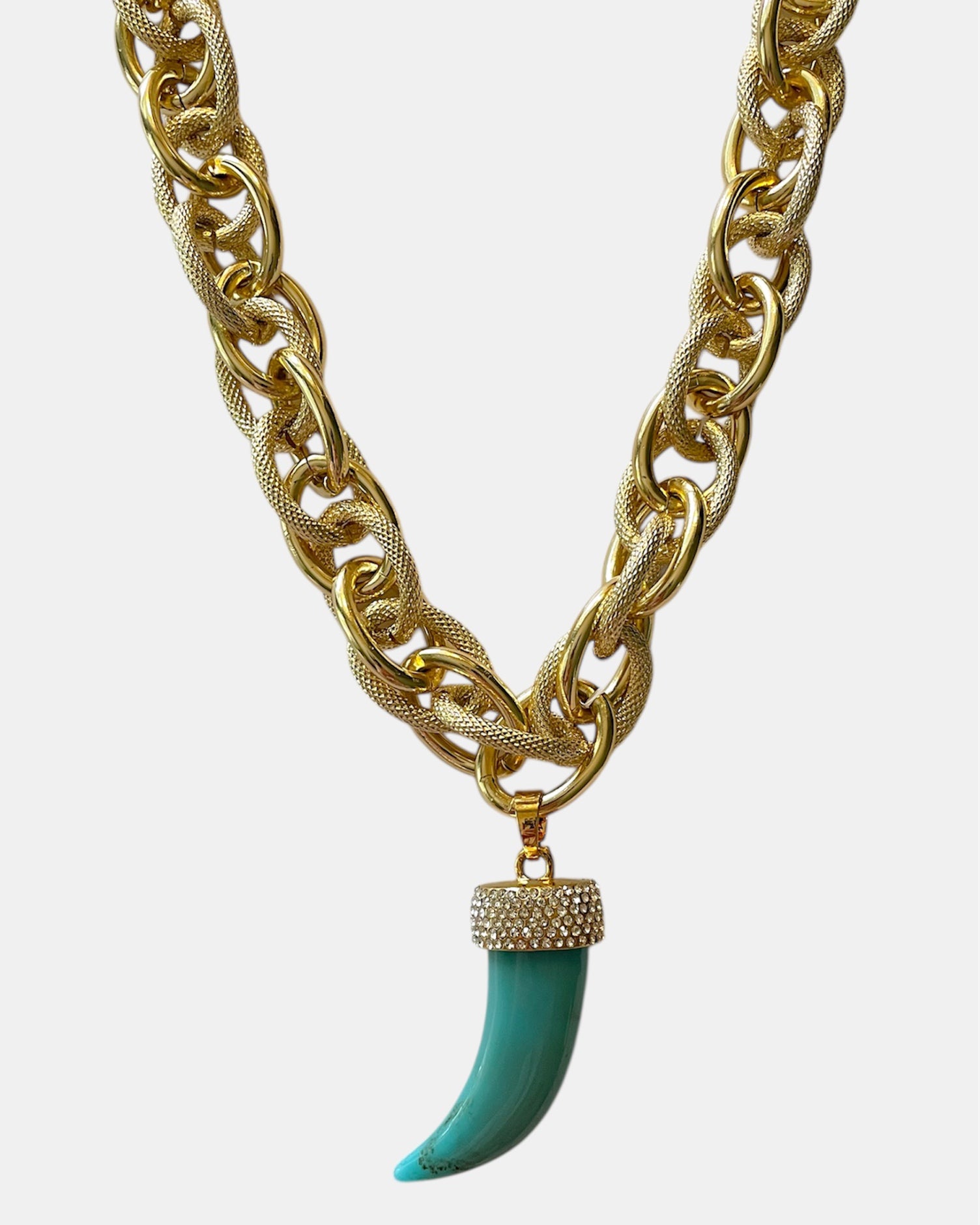Χειροποίητο γυναικείο κολιέ με χρυσή chunky αλυσίδα και τιρκουάζ κρεμαστό κέρας
